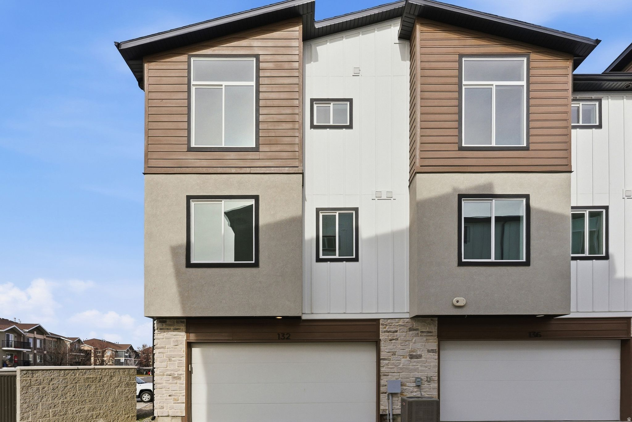 136 E CHAMBORD CT