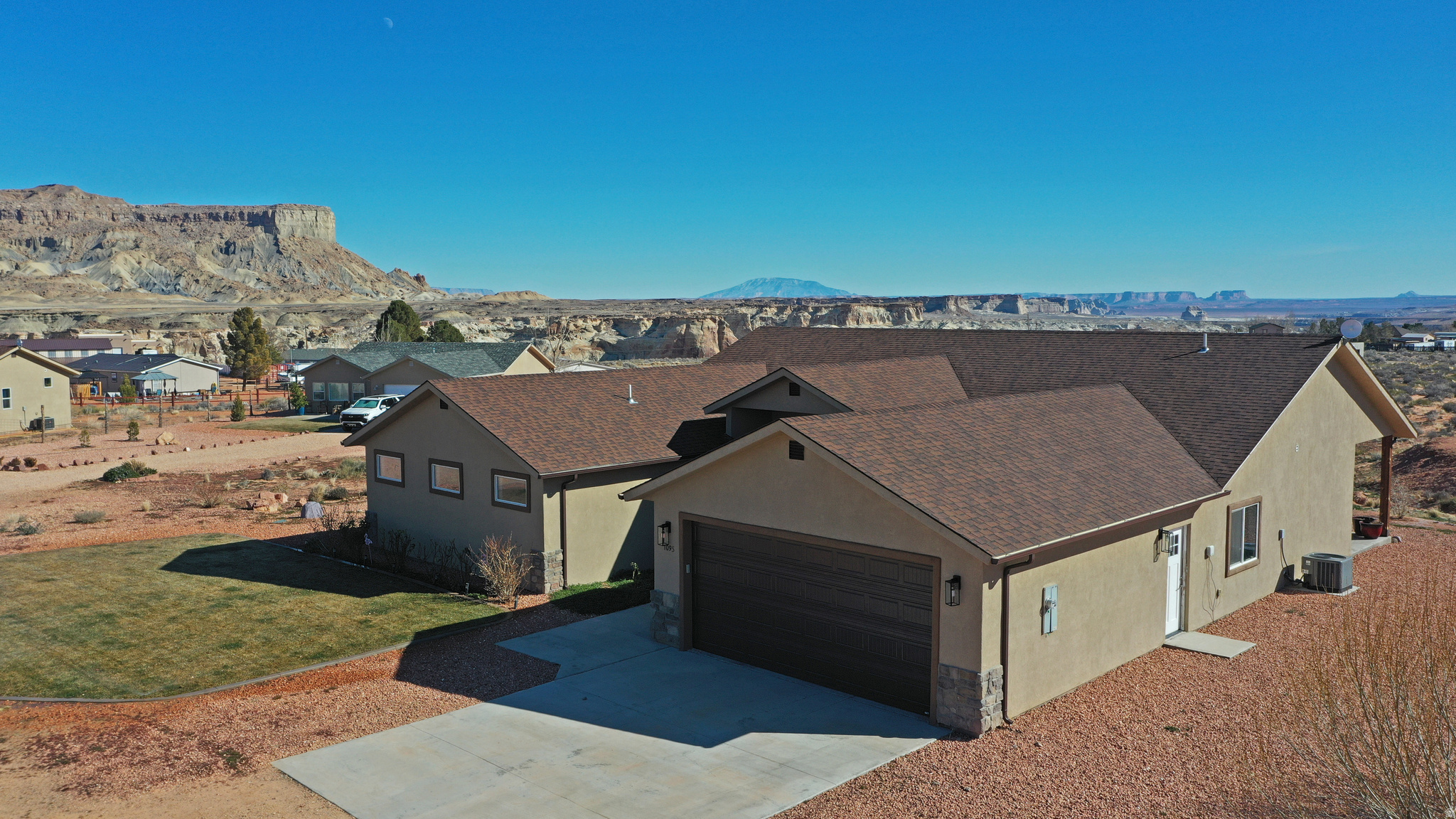 1095 E CANYON DR