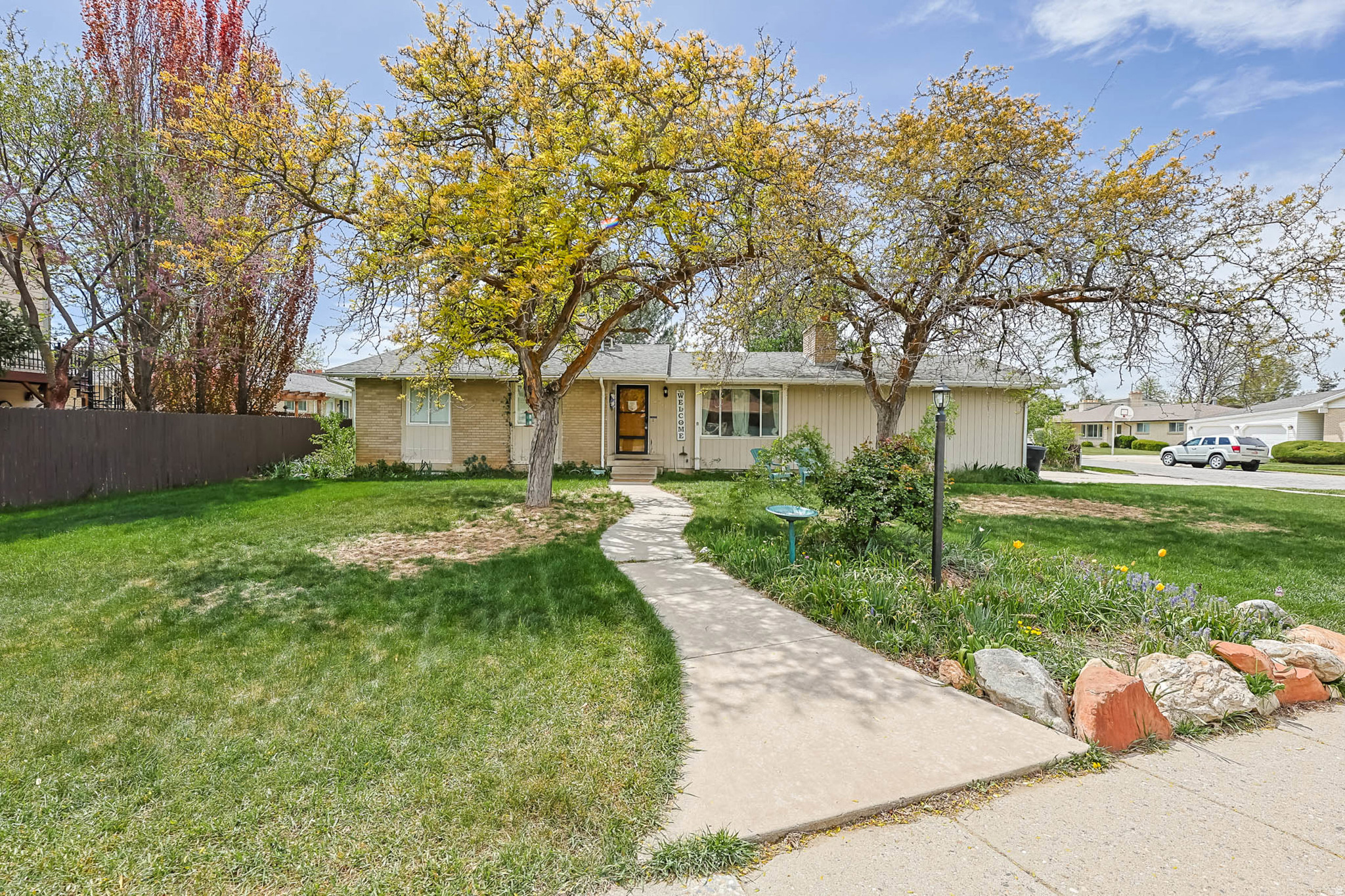 2544 E PROMENADE DR
