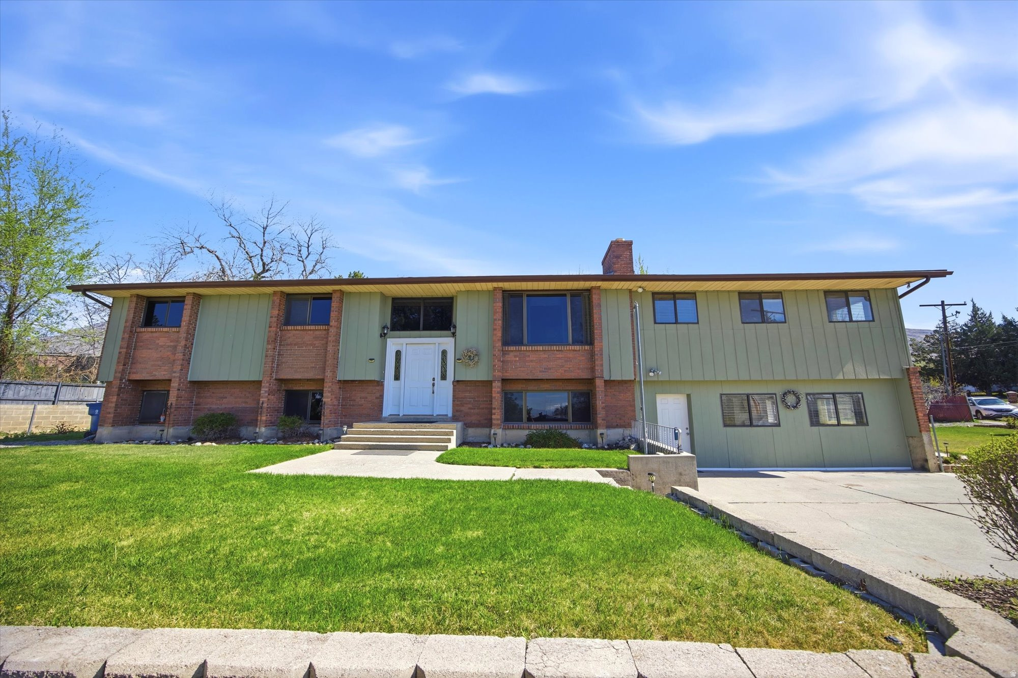 793 E ORCHARD DR