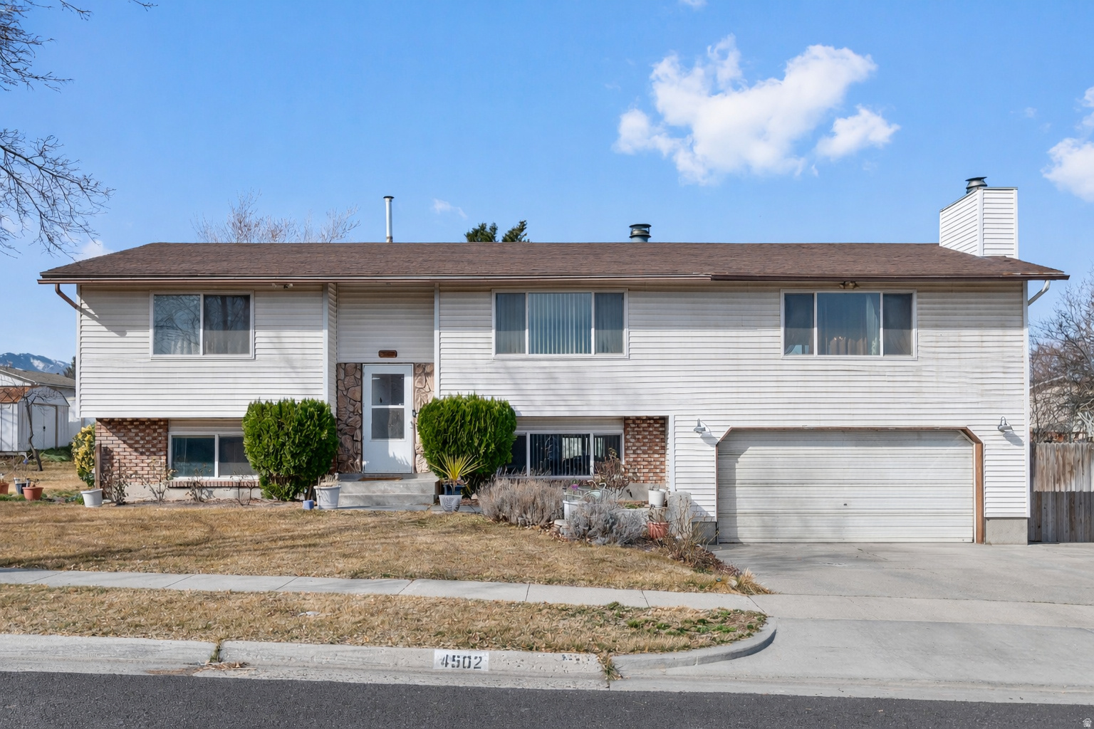 4502 W WOODGROVE DR