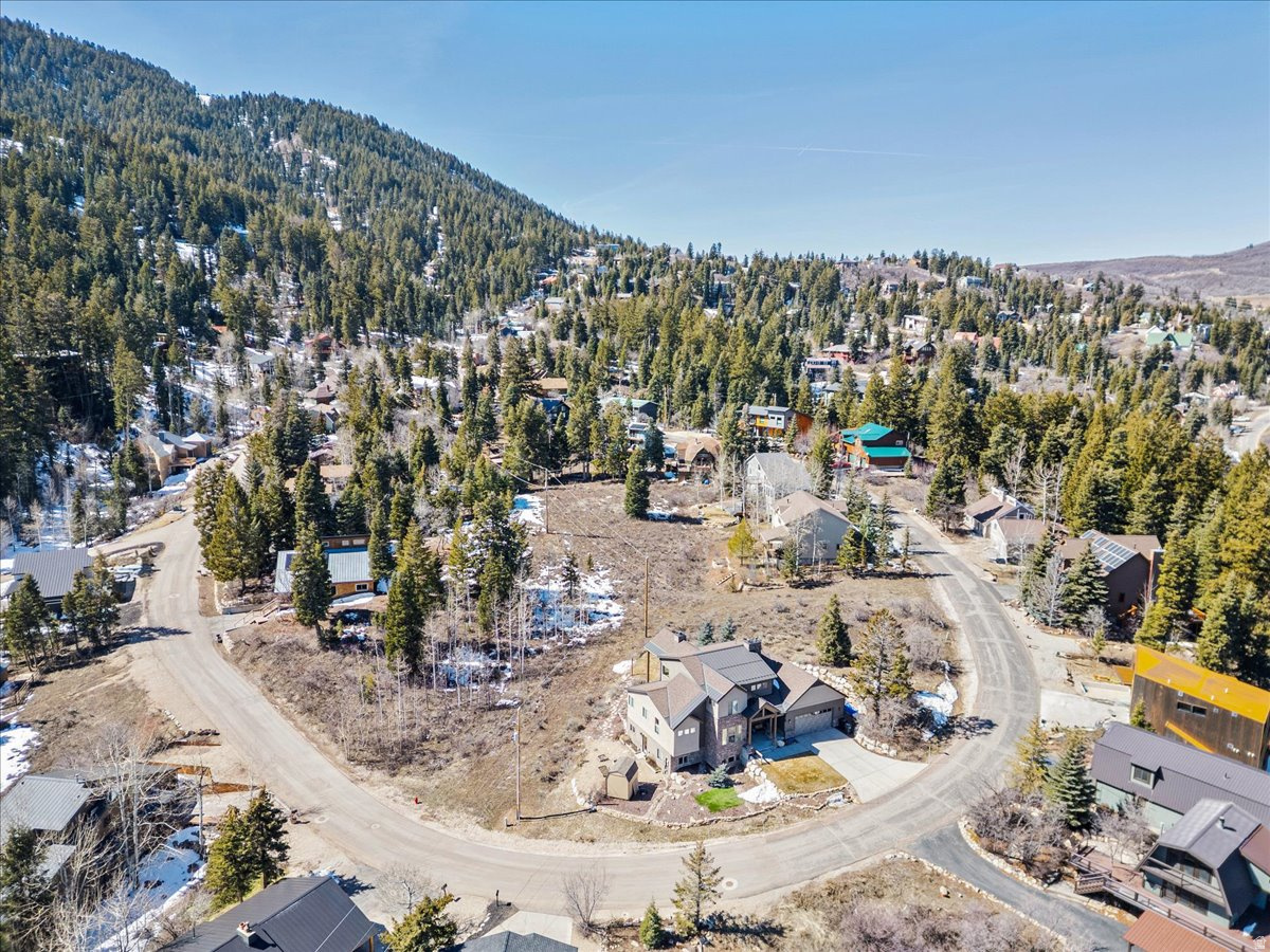 390  WOODLAND DR