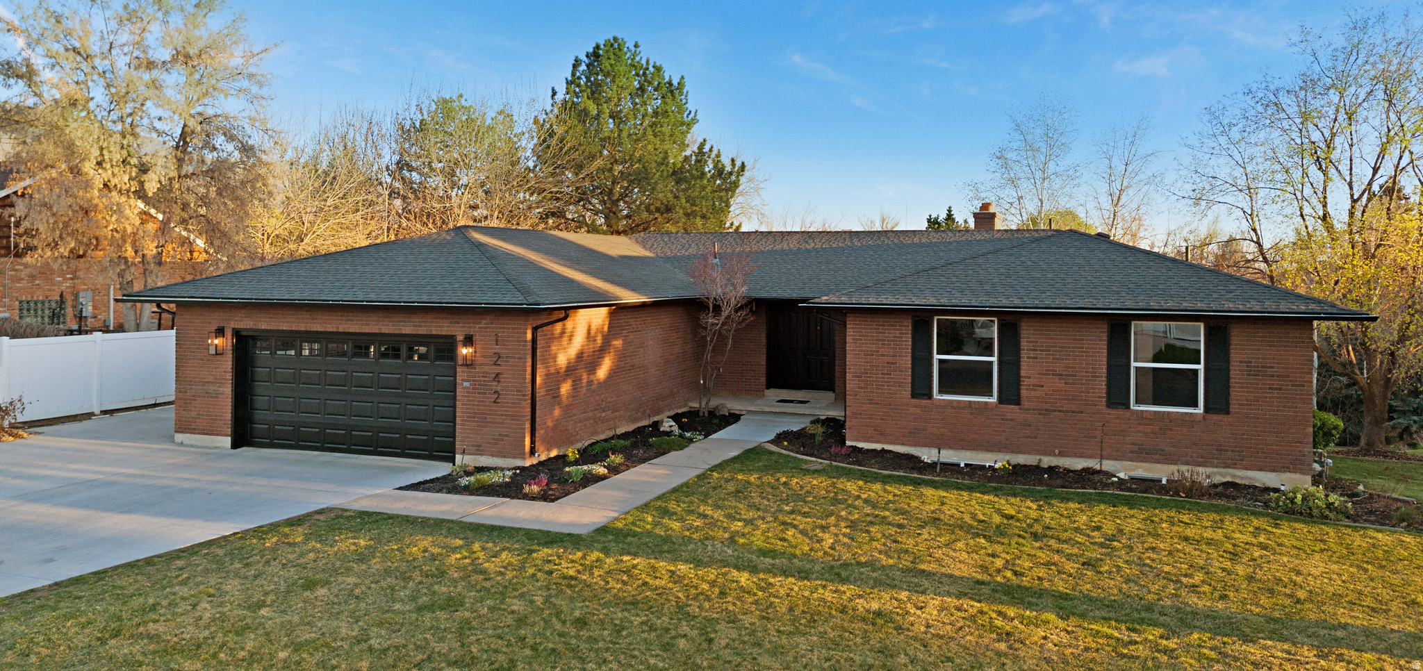 1242 E SNOWCREEK DR