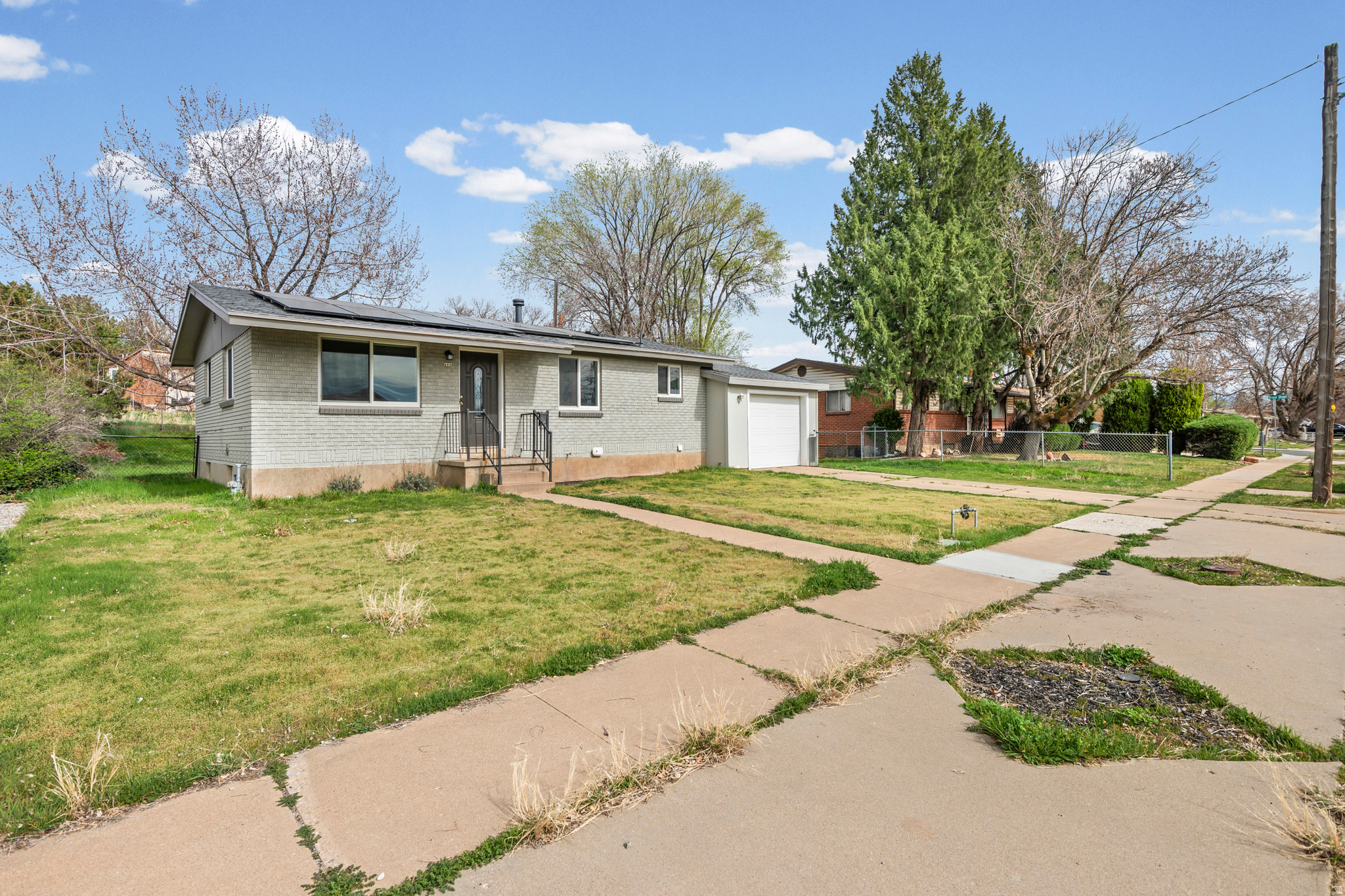 488 N FERN DR