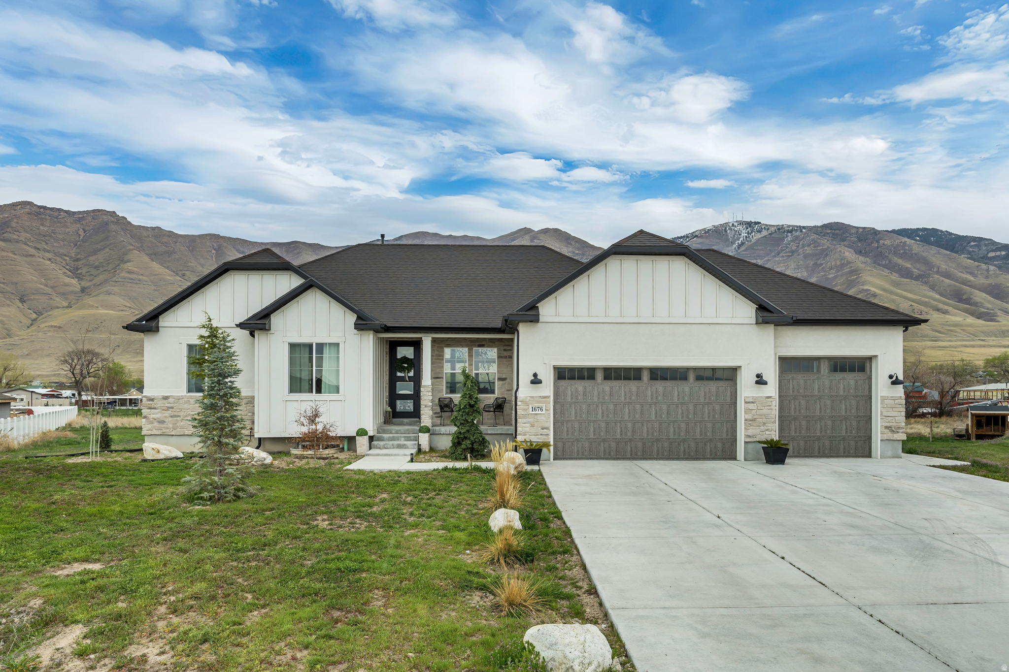 1676 E COREYS CT