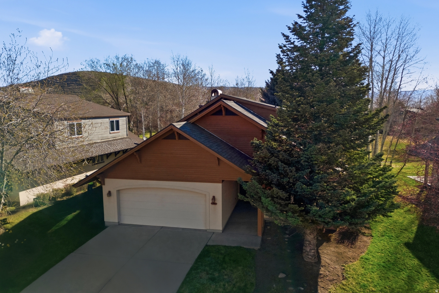1152 N VILLAGE CIR