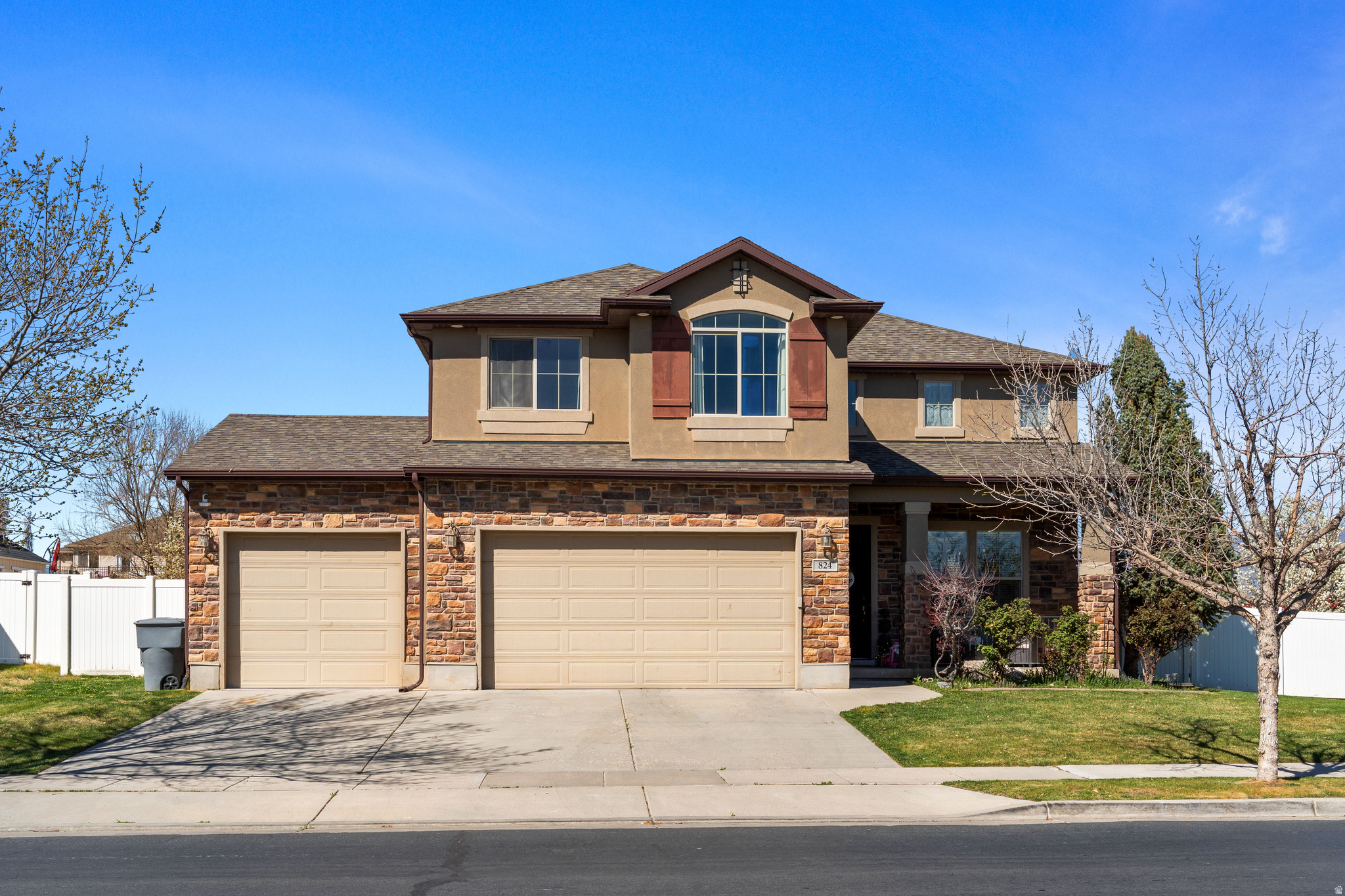 824 W SOUTHHAMPTON DR