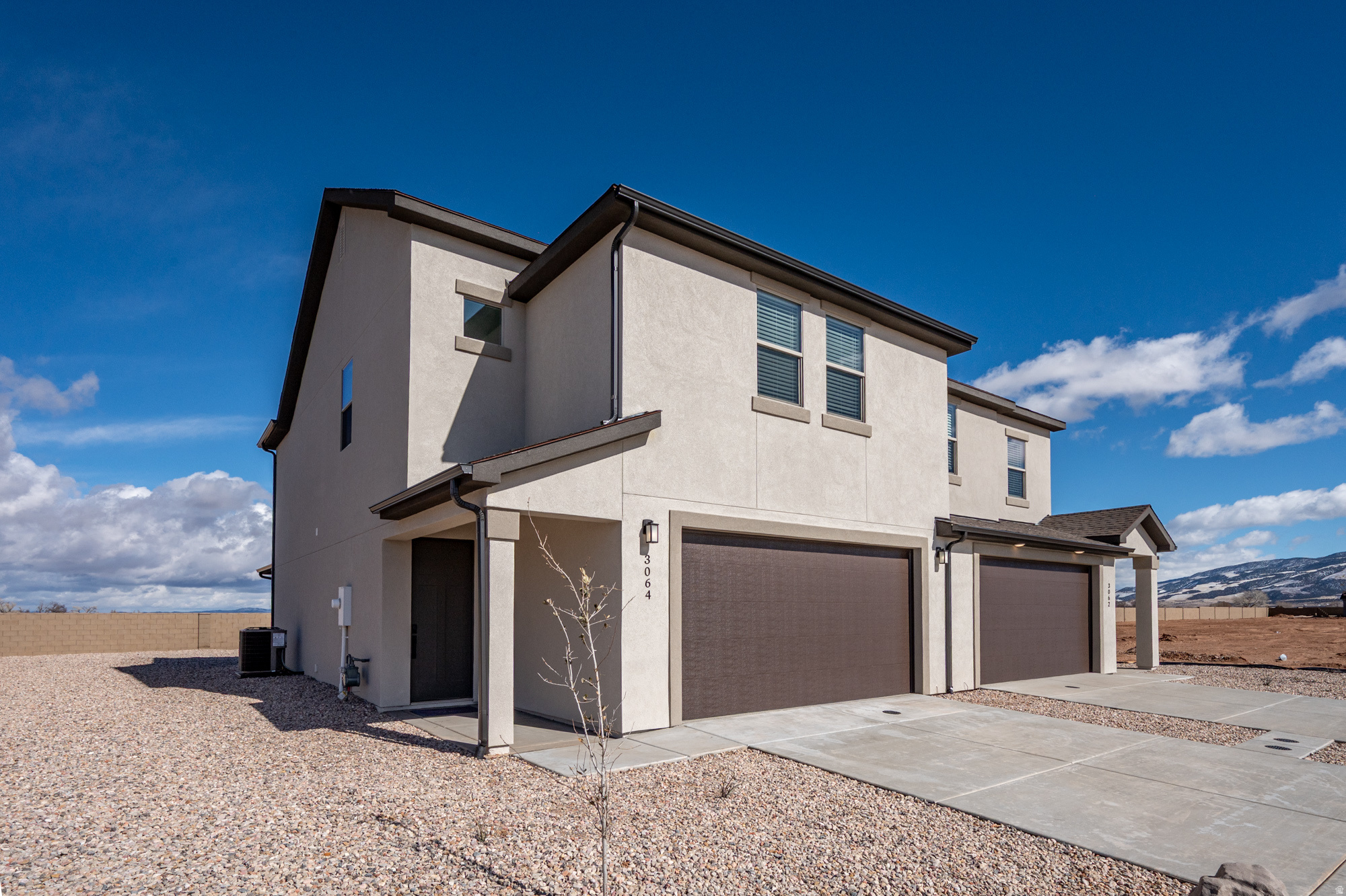 2948 W RUNWAY DR