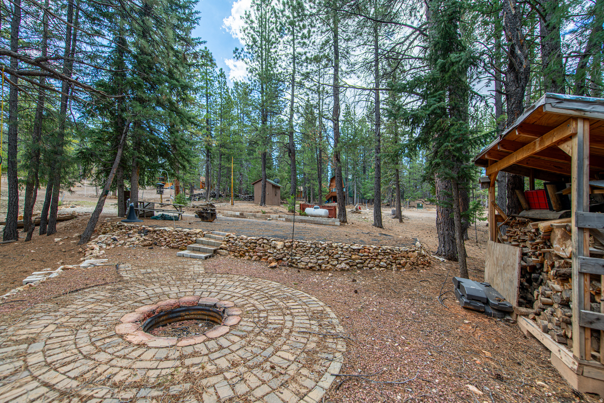 990 N PINE KNOLL CIR
