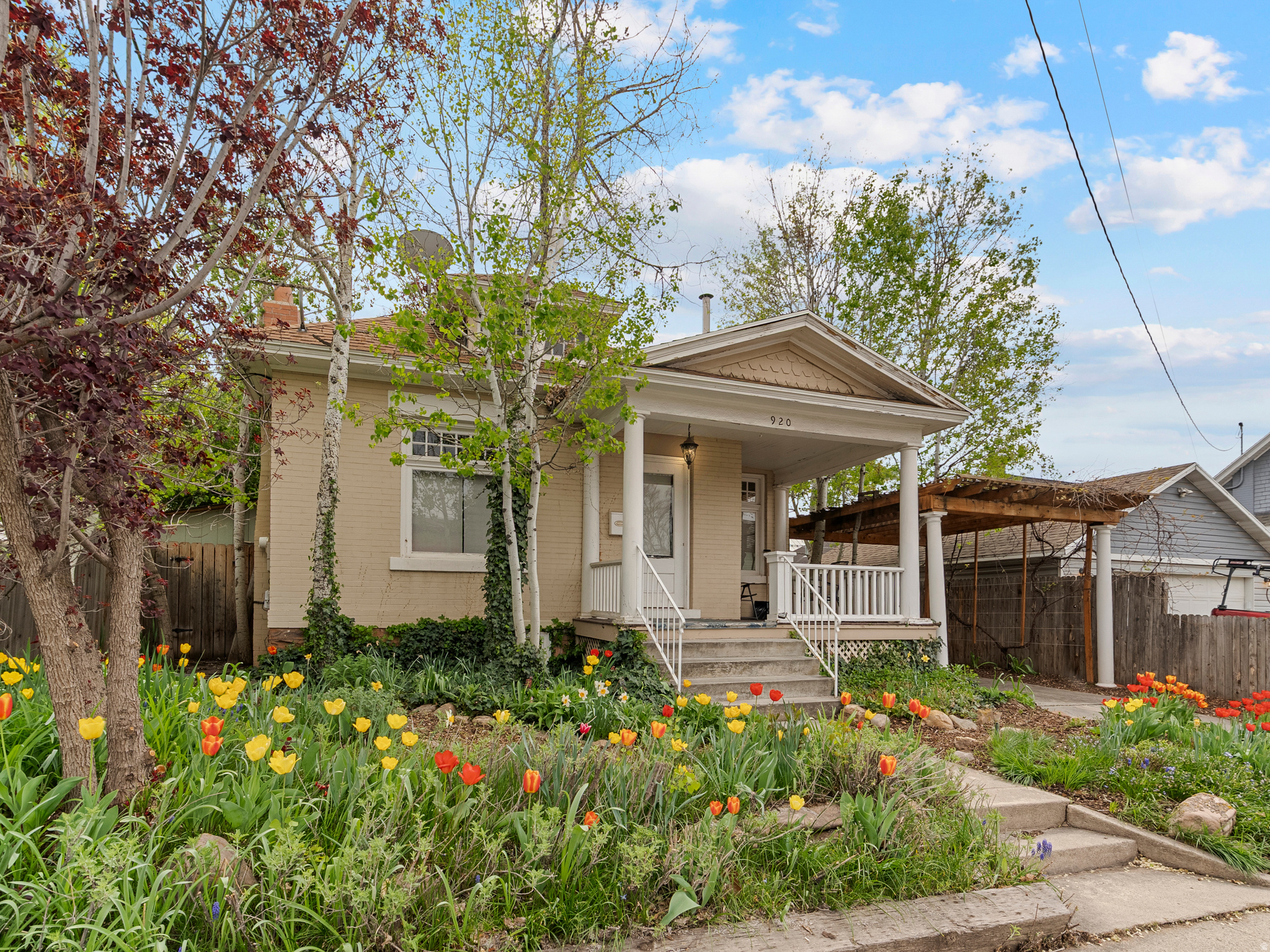 920 E BELMONT AVE
