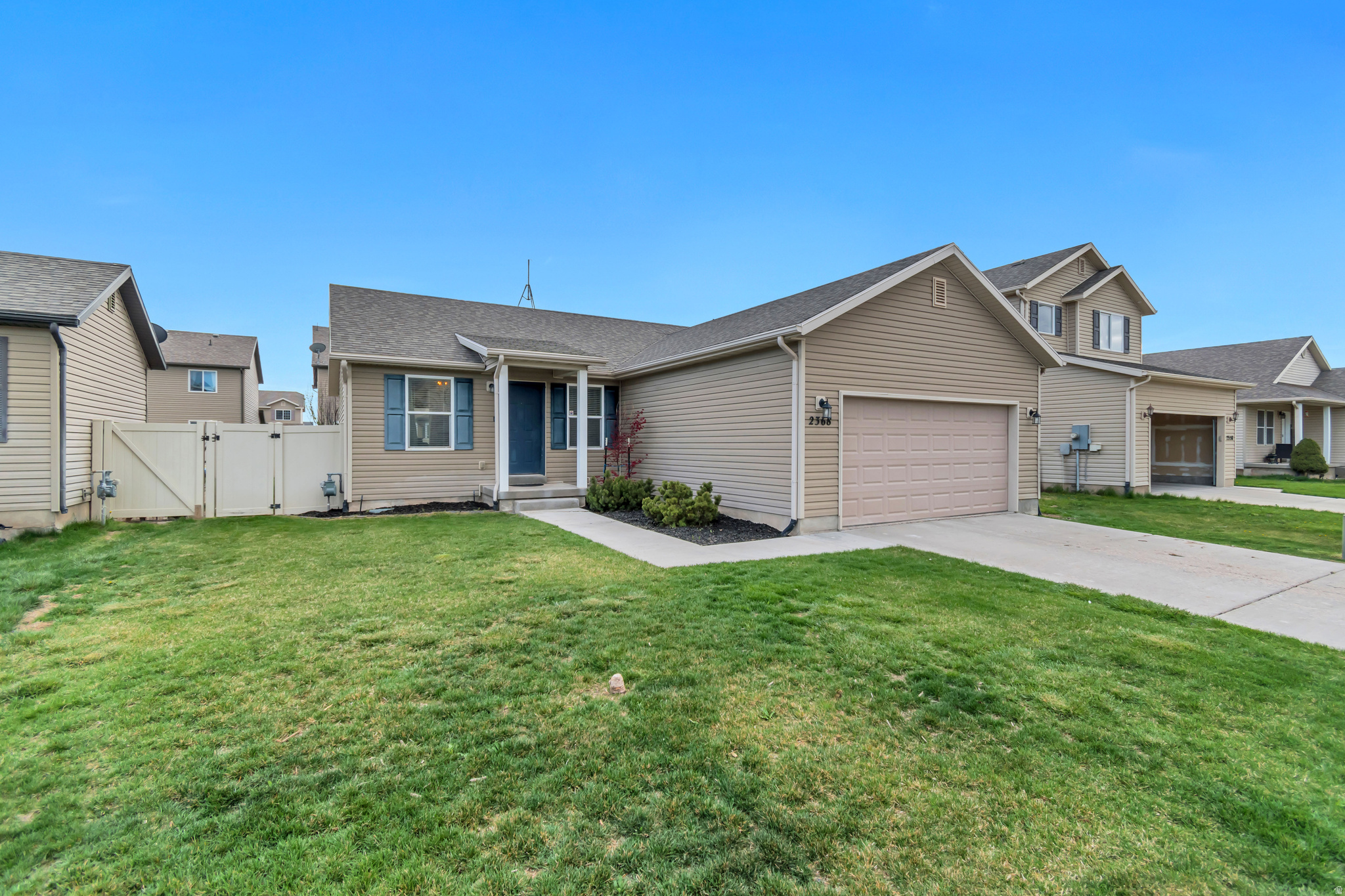 2368 E HITCHING POST DR