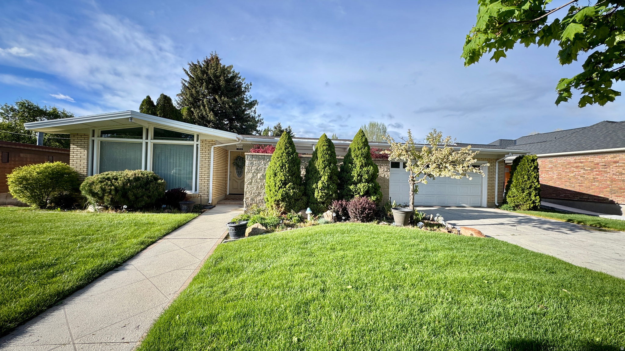 159 E MAIN ST
