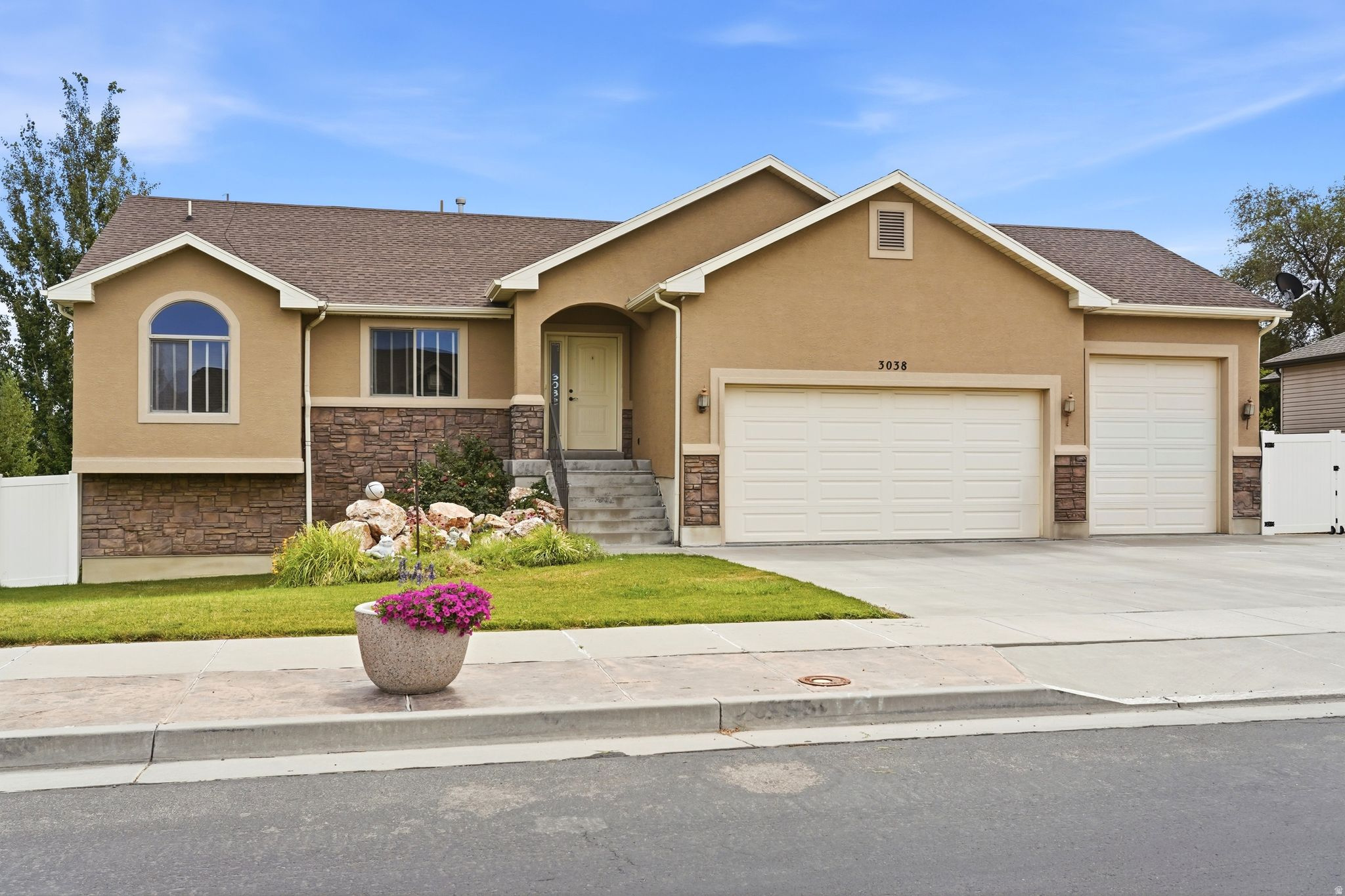 3038 N 3325 W