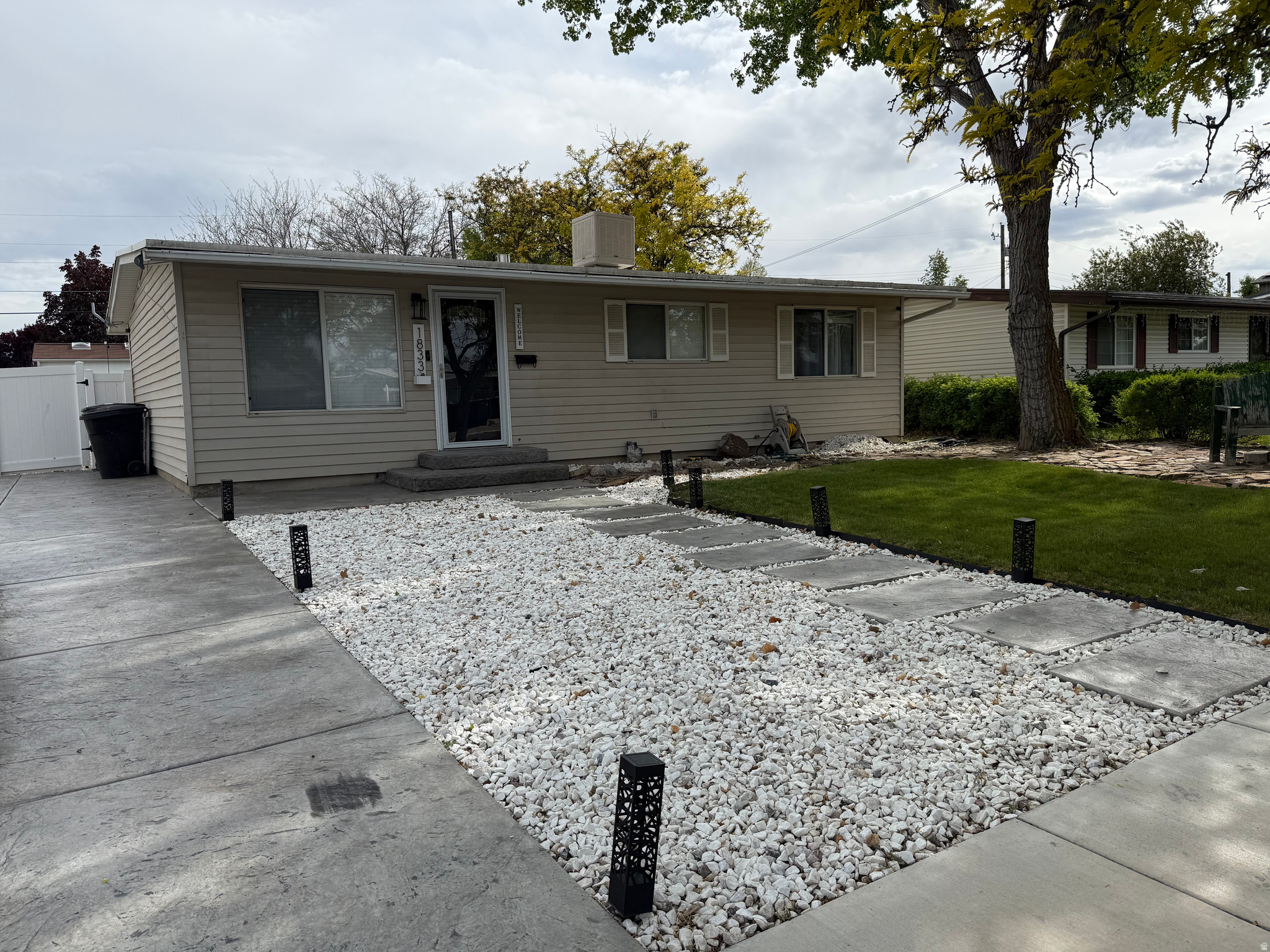 1833 W CHATEAU AVE