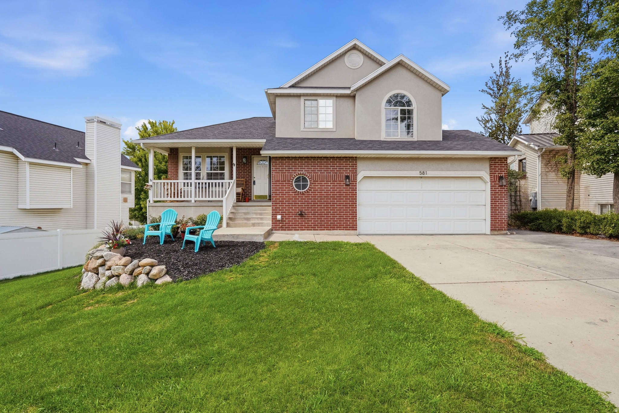 581 E COMPASS CIR