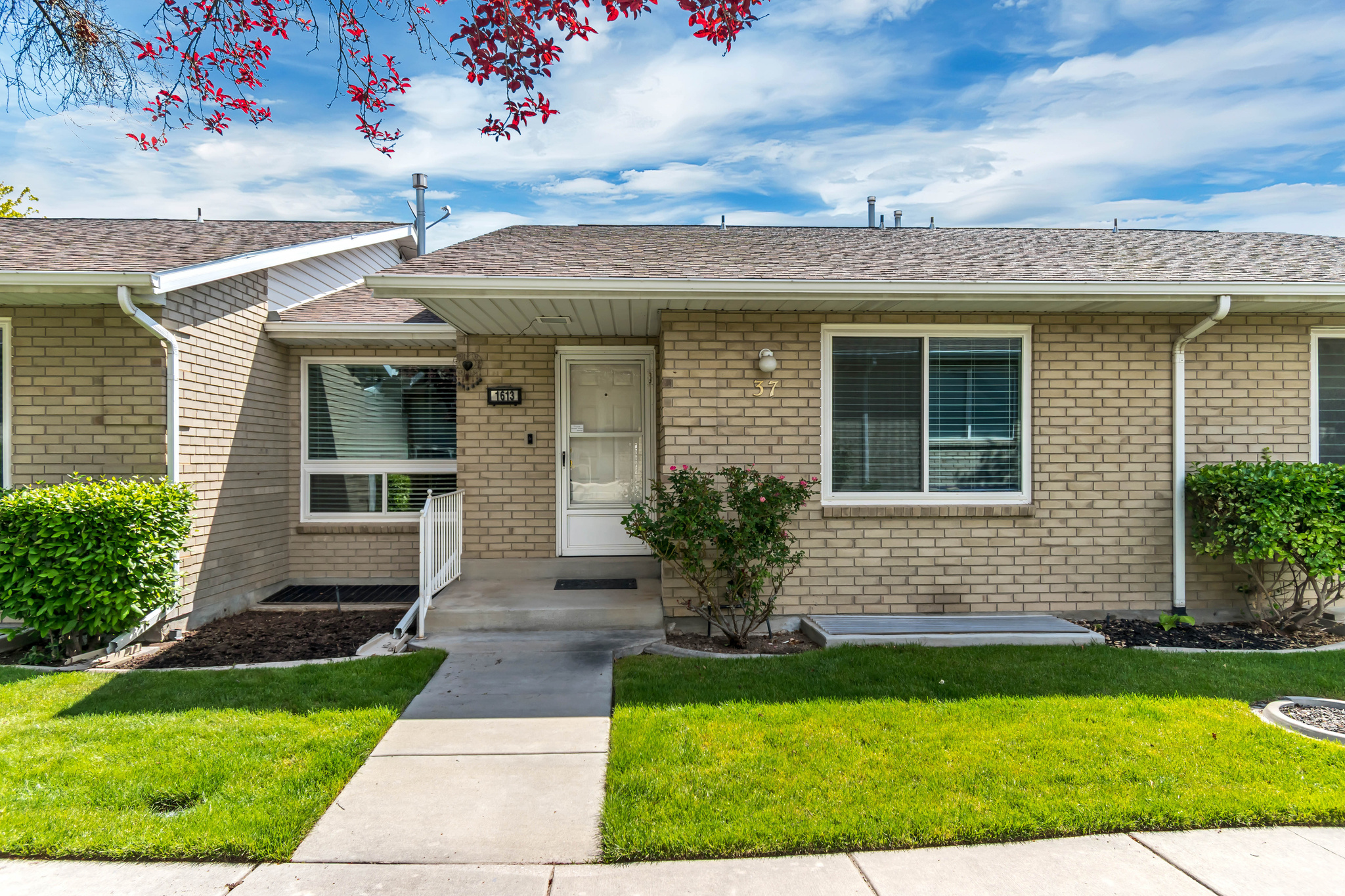 1613 W CORNERSTONE DR