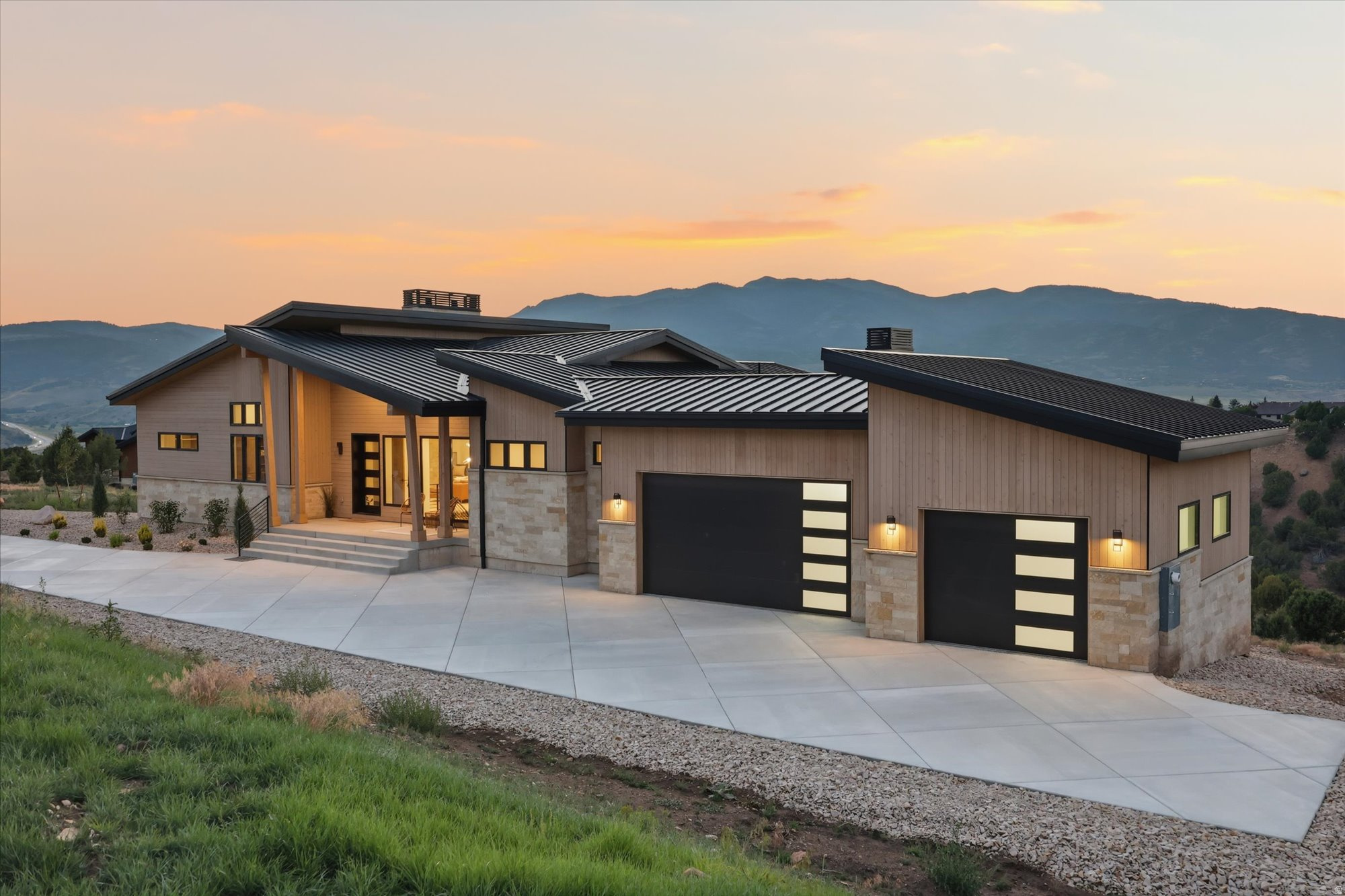 1092  TRAIL RIDGE DR