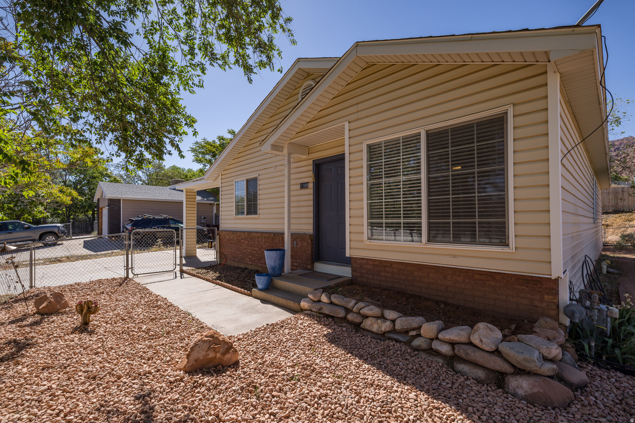 1108 E HOLYOAK LN