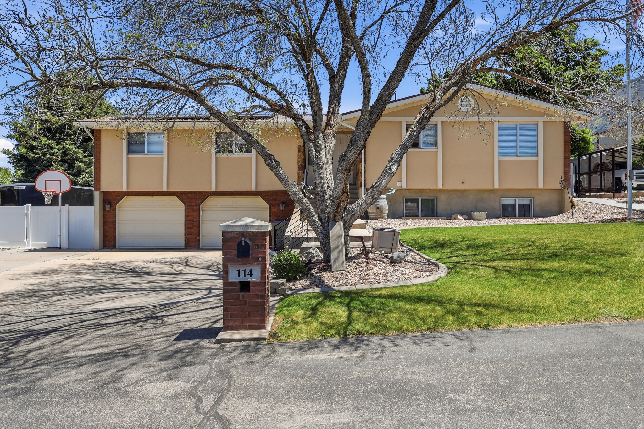114 N CLARK LN