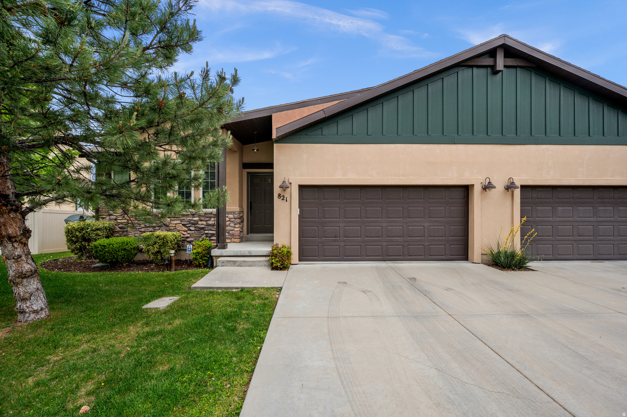 821 E OLIVIA CT