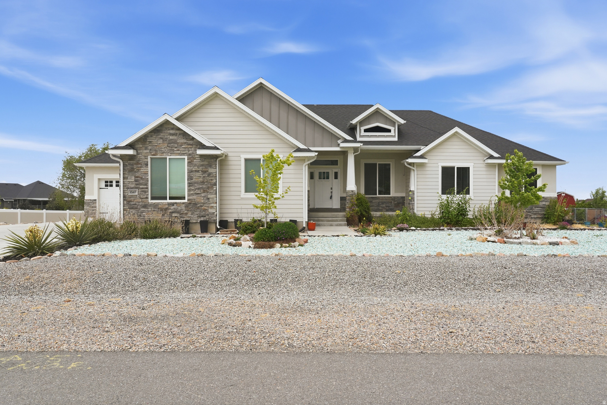 1547 E OWEN CV