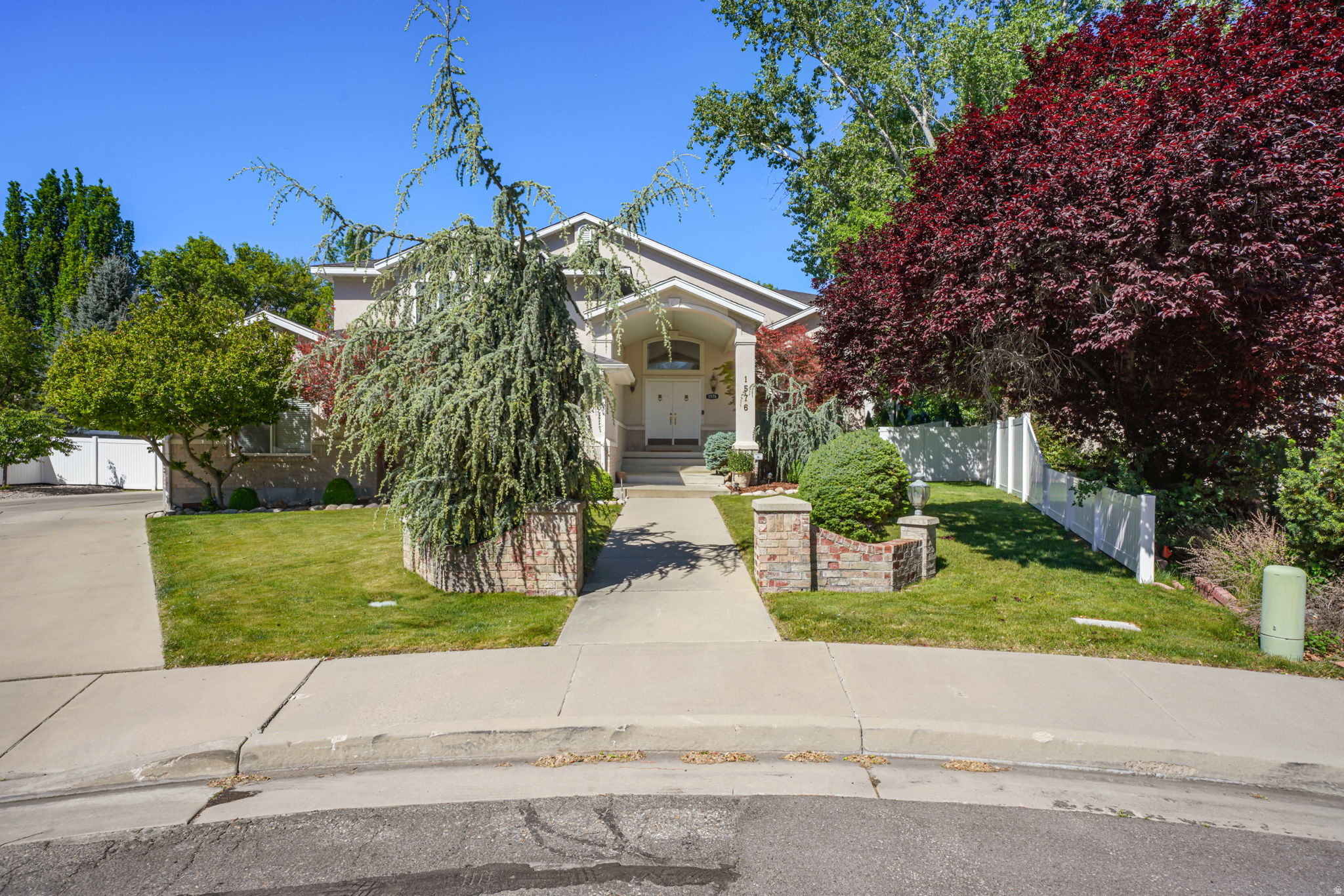 1576 E BRIDLEBROOK CIR