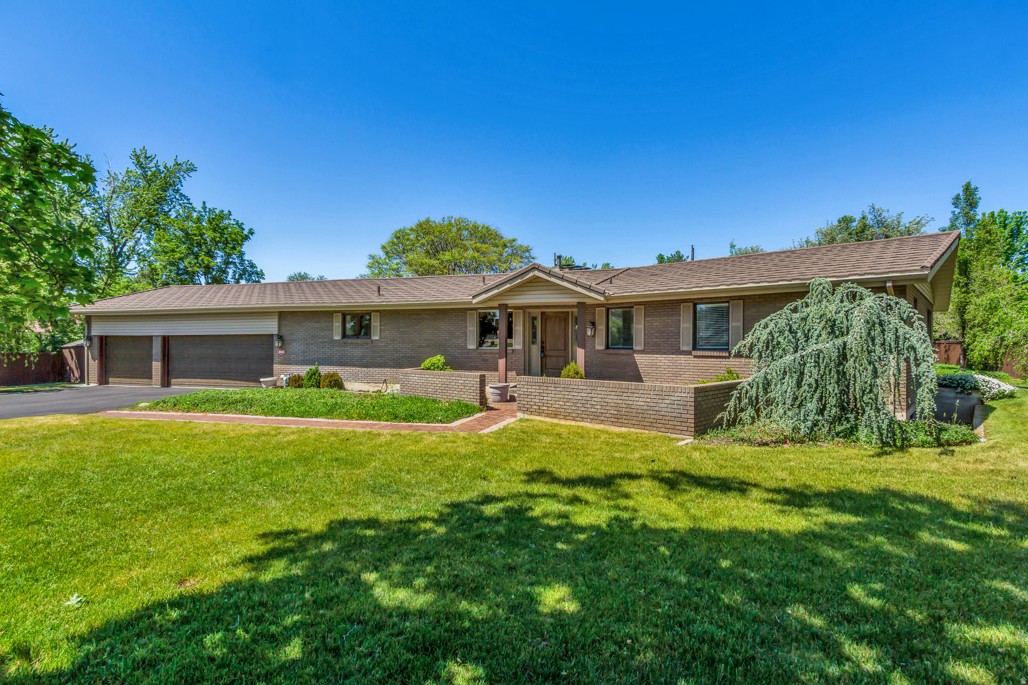 2025 E HEDGEWOOD CT