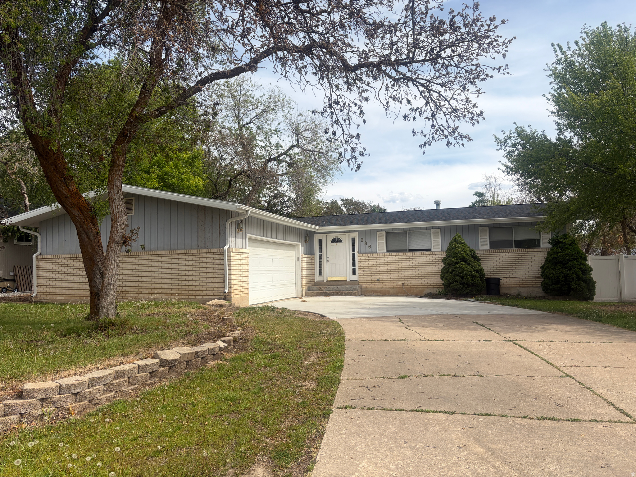986 E OXFORD DR