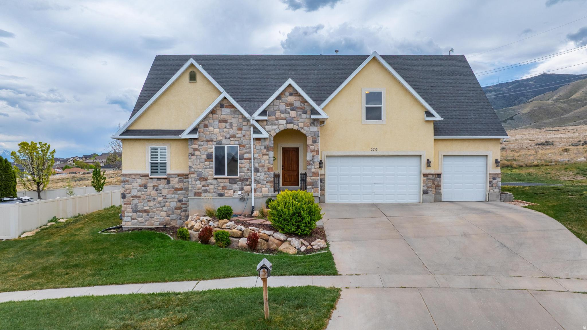 279 W WRANGLER AVE
