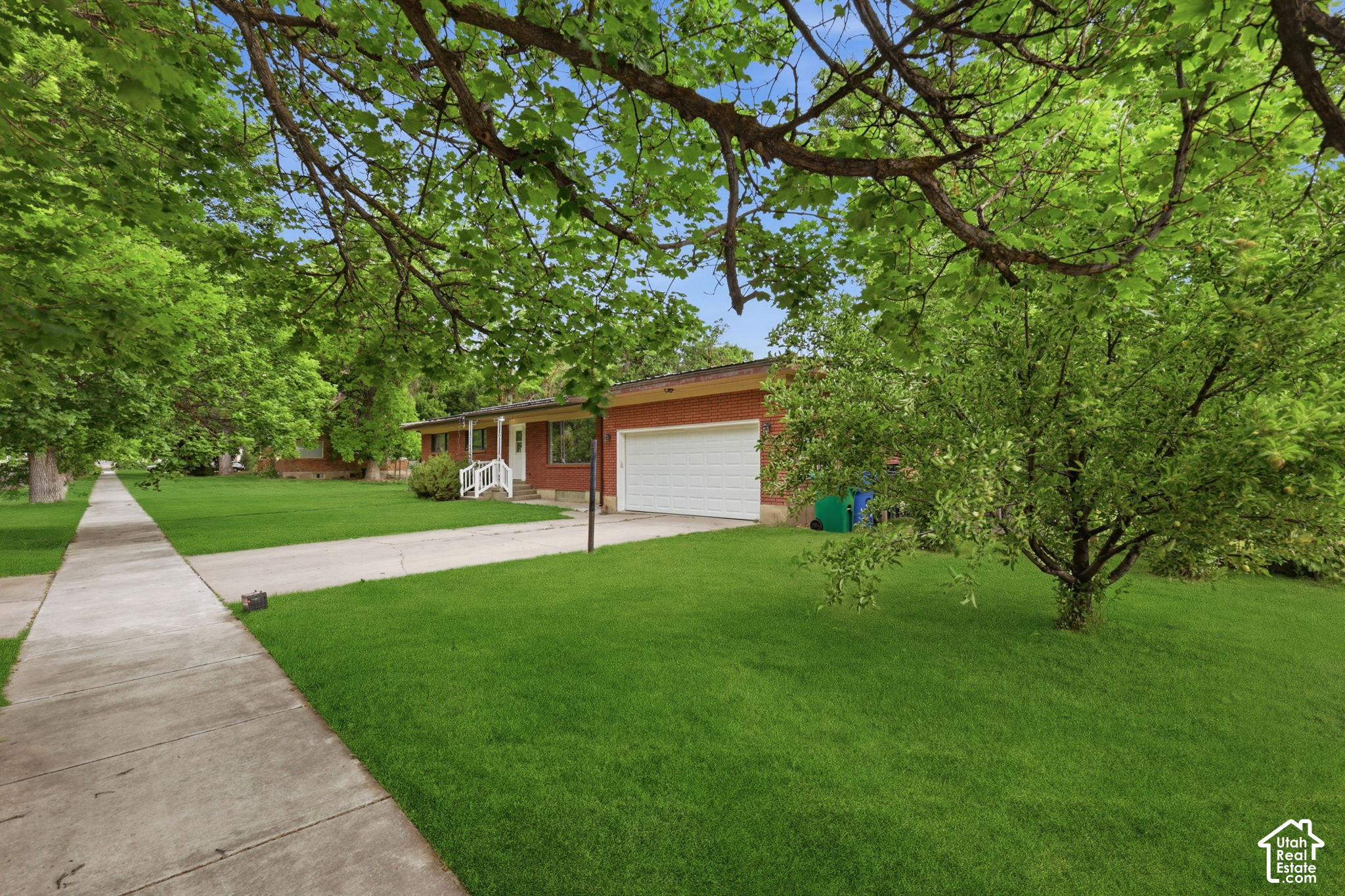 195 E MAIN ST