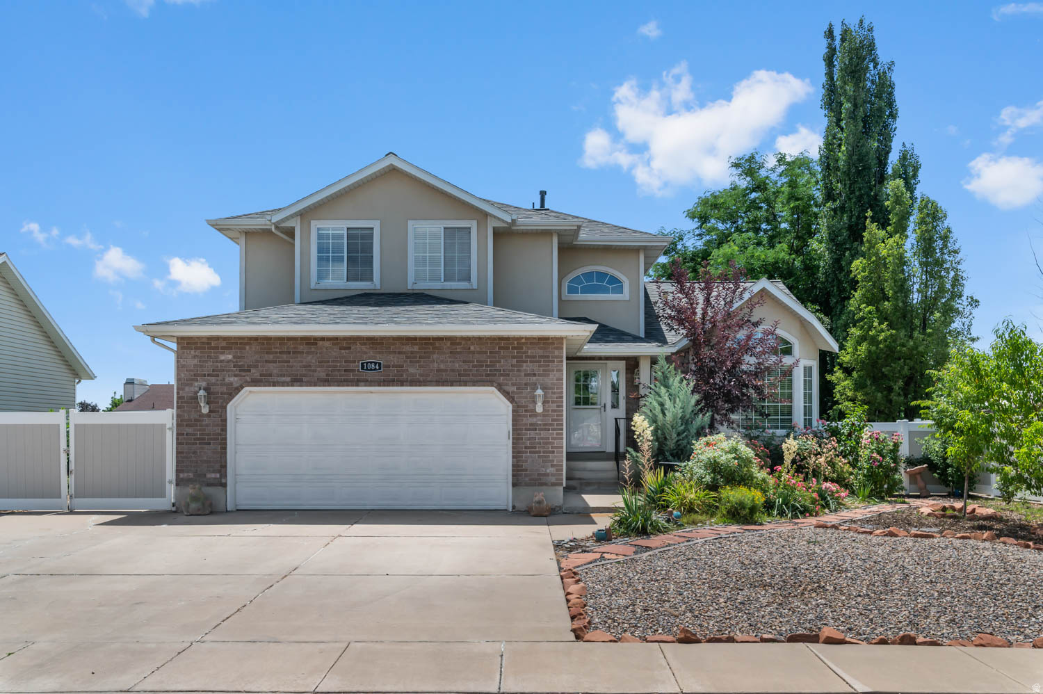 1084 E 1525 N