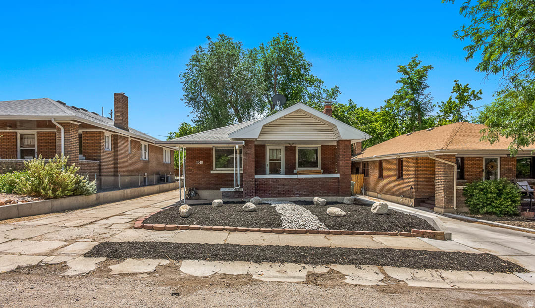 1048 E BARBARA PL