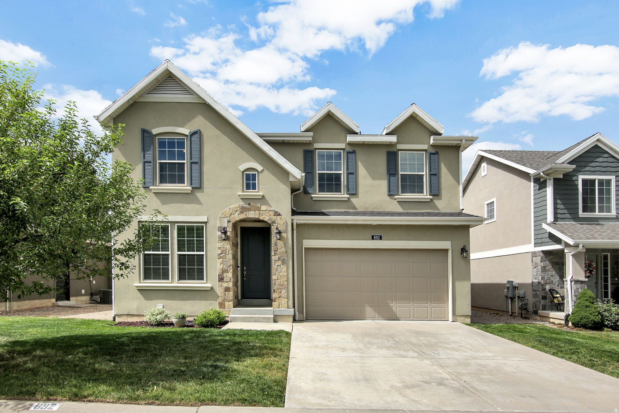 892 S HONEYSUCKLE WAY