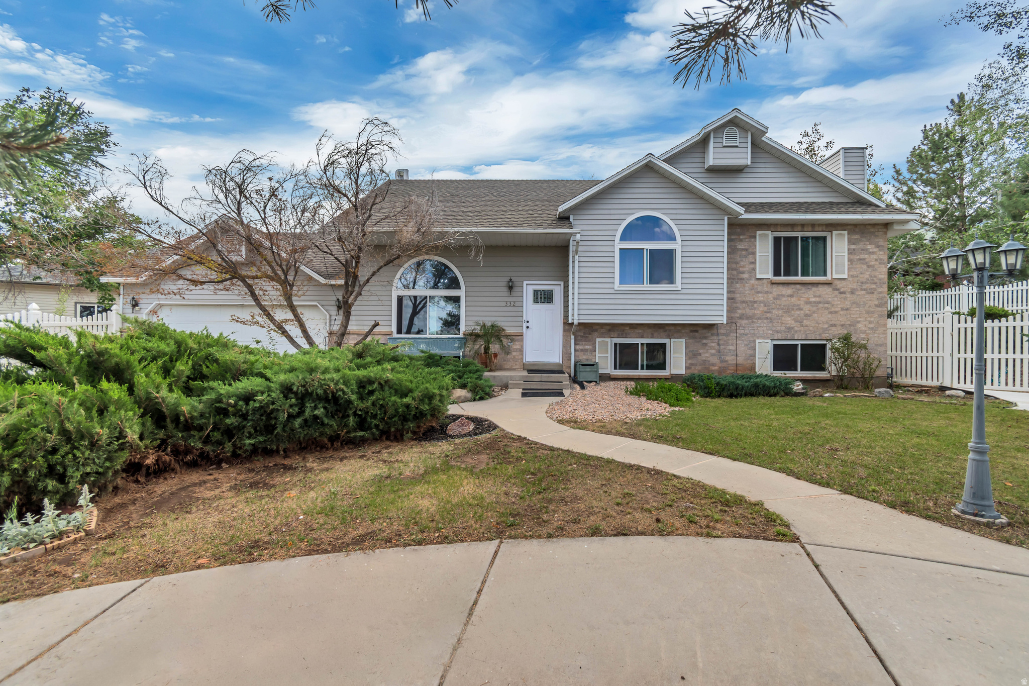 332 E MAGELLAN LN