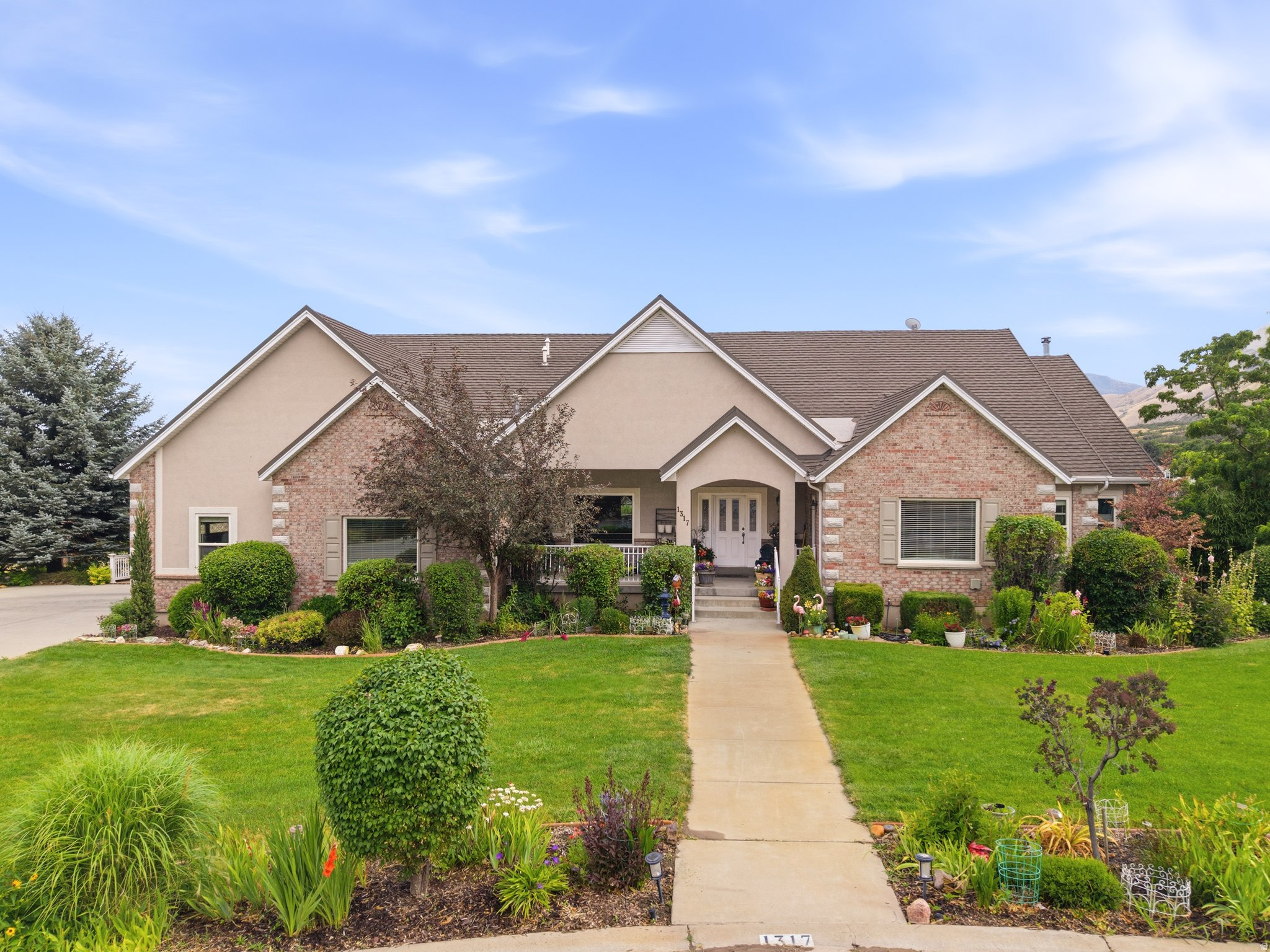 1317 E SOUTH POND CIR