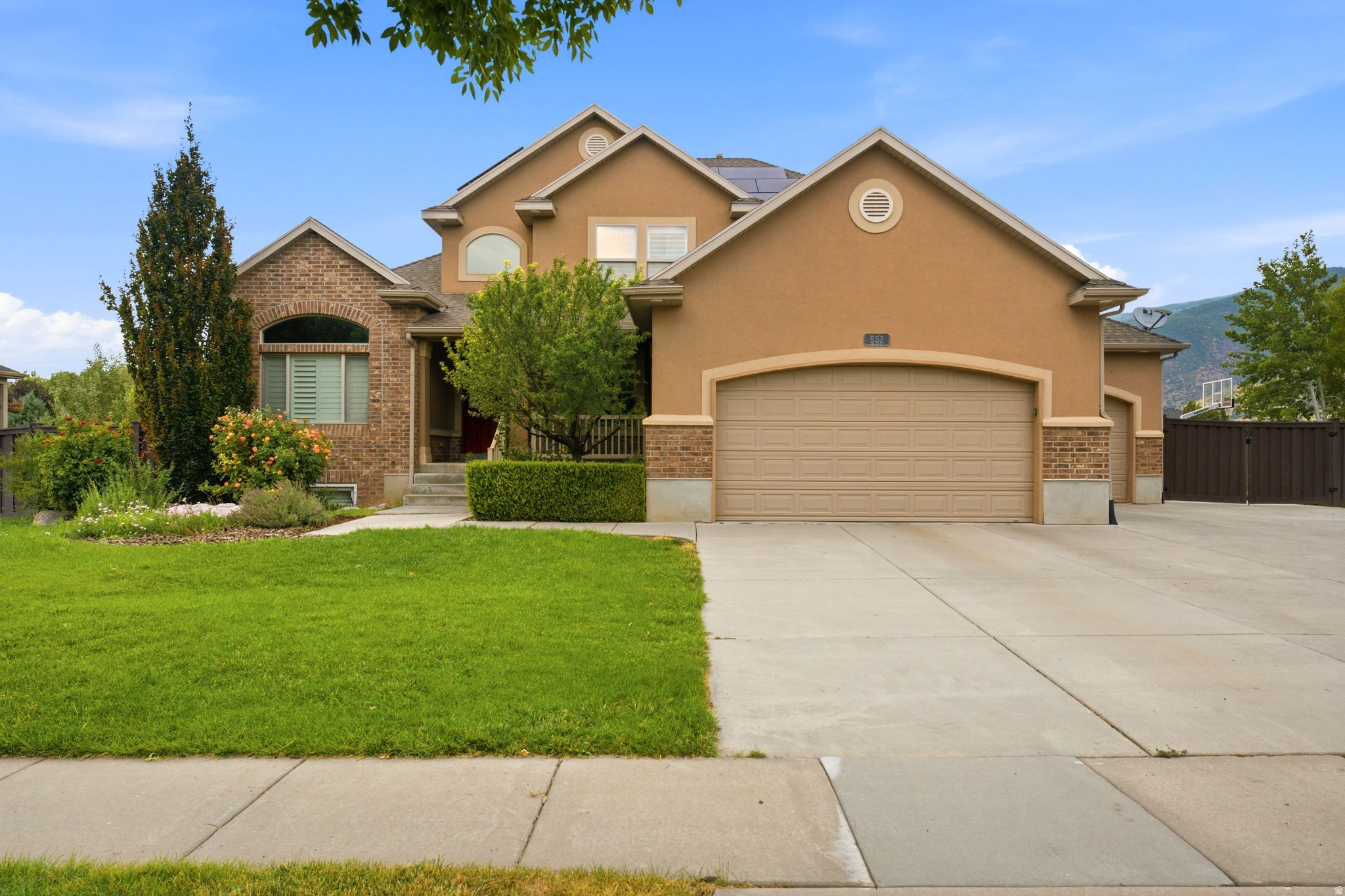 552 W MILLER WAY