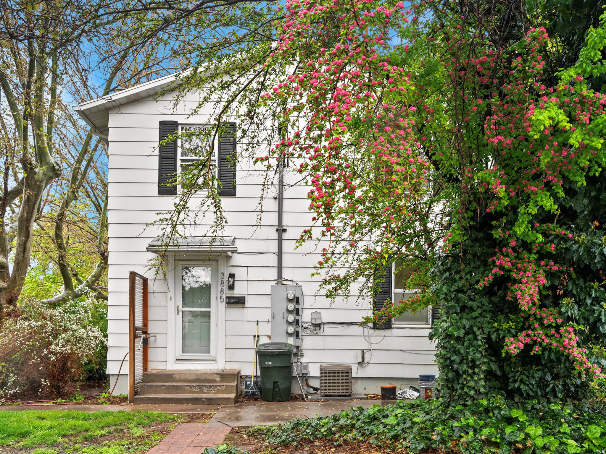 3885  GRANDVIEW DR