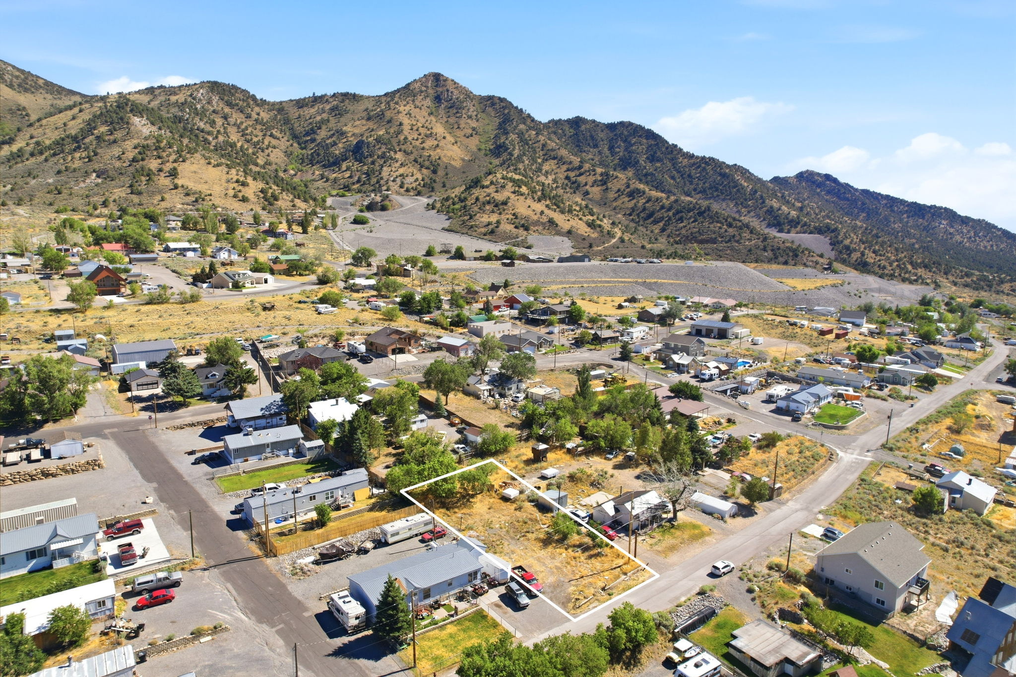Expansive parcel featuring a clear, level building area, surrounded by established neighborhood infrastructure