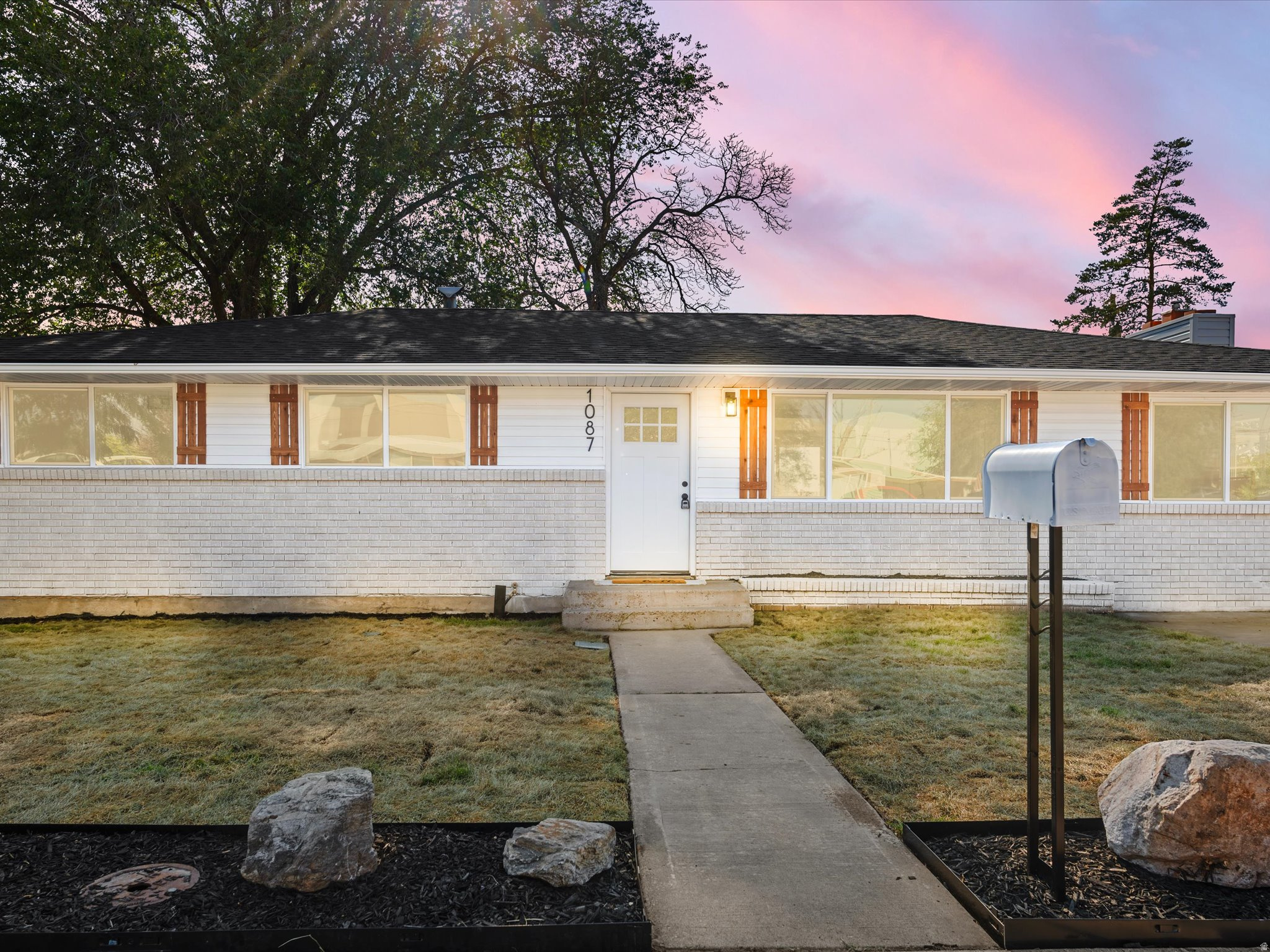 1087 N 125 W