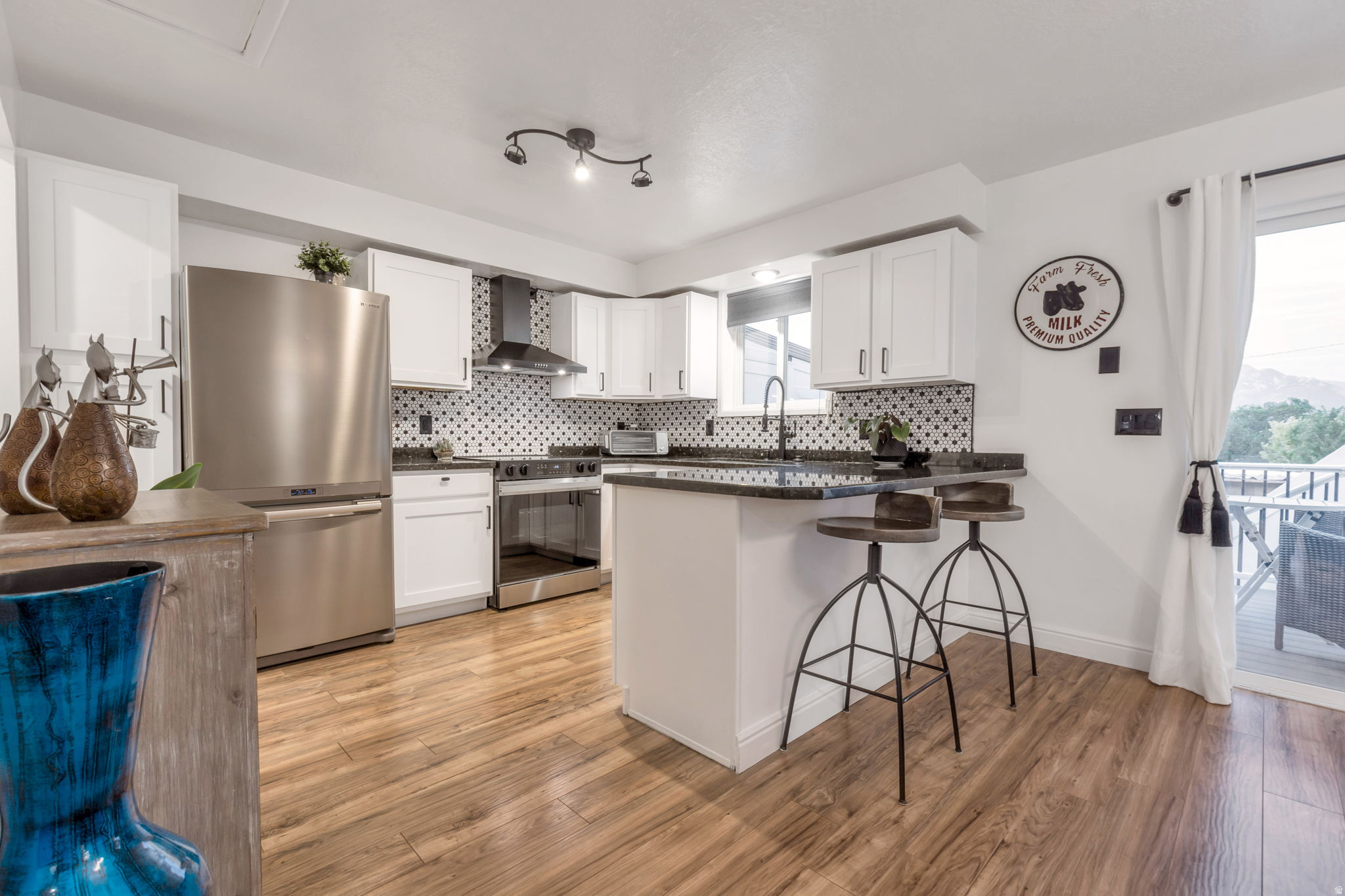 18 W LA VISTA DR