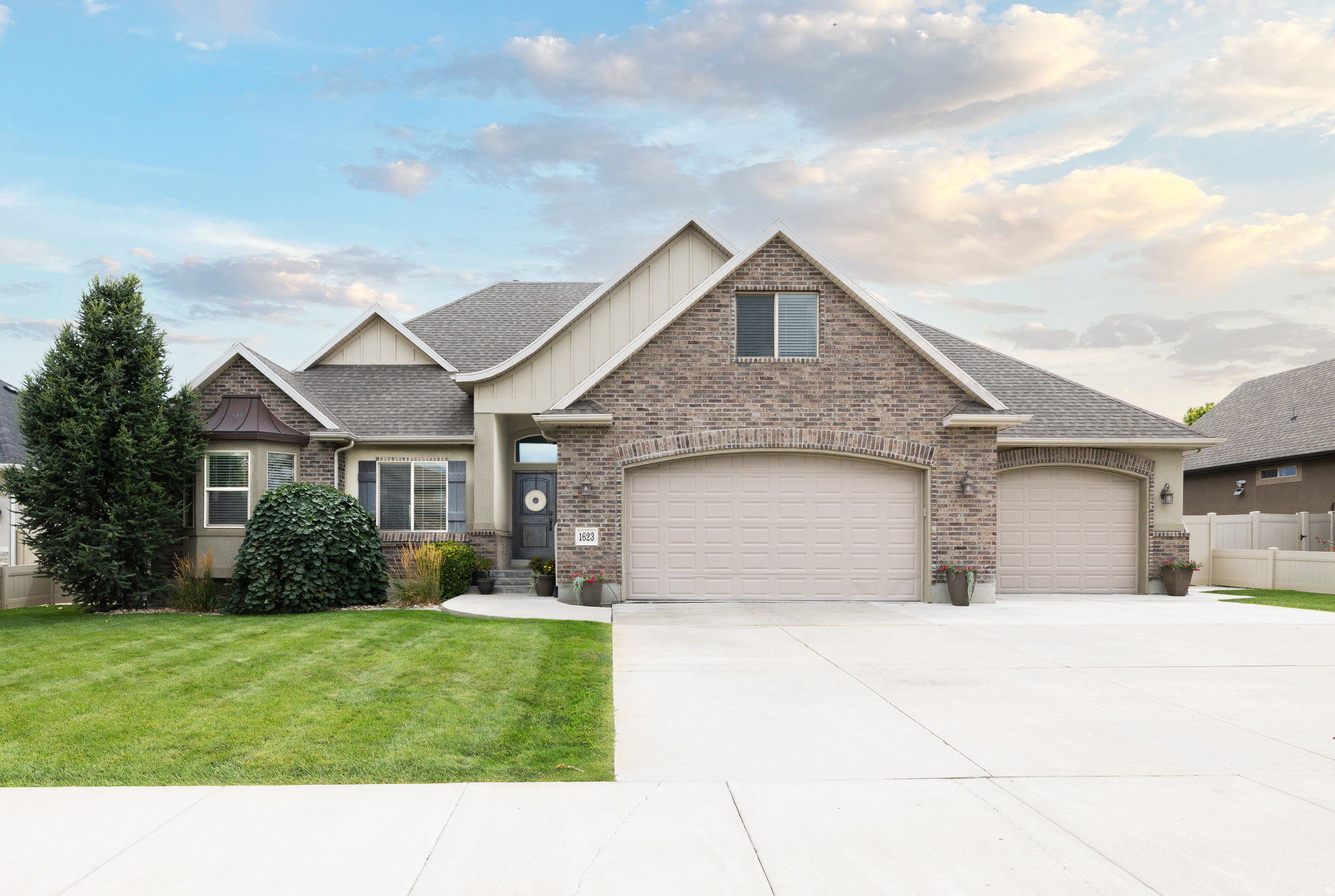 1623 W HUNTERS CIR