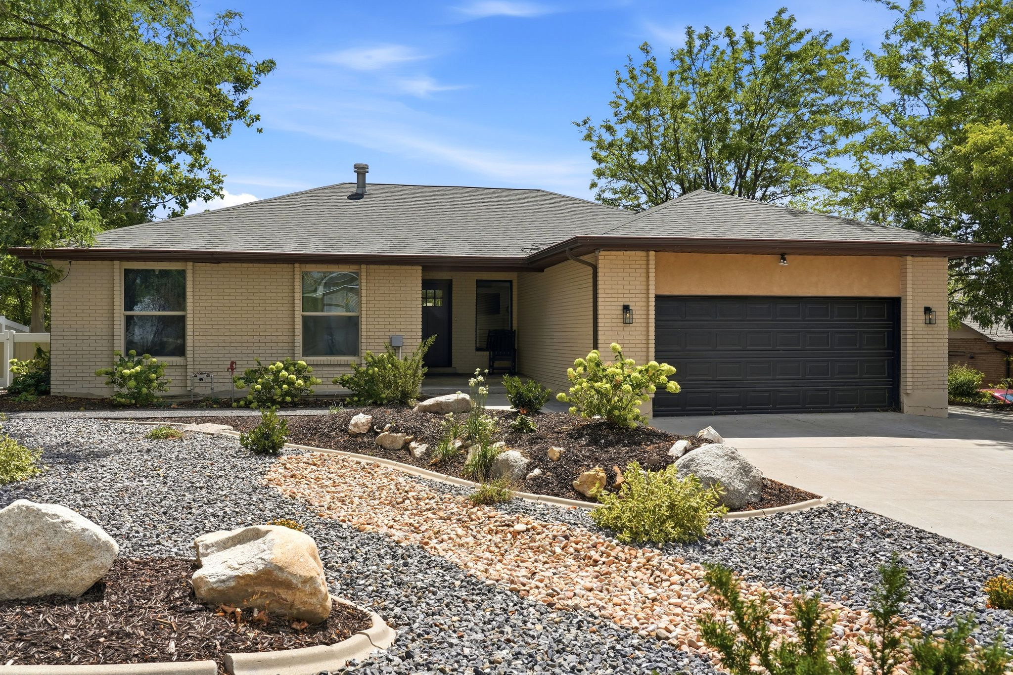 2050 E GYRFALCON DR