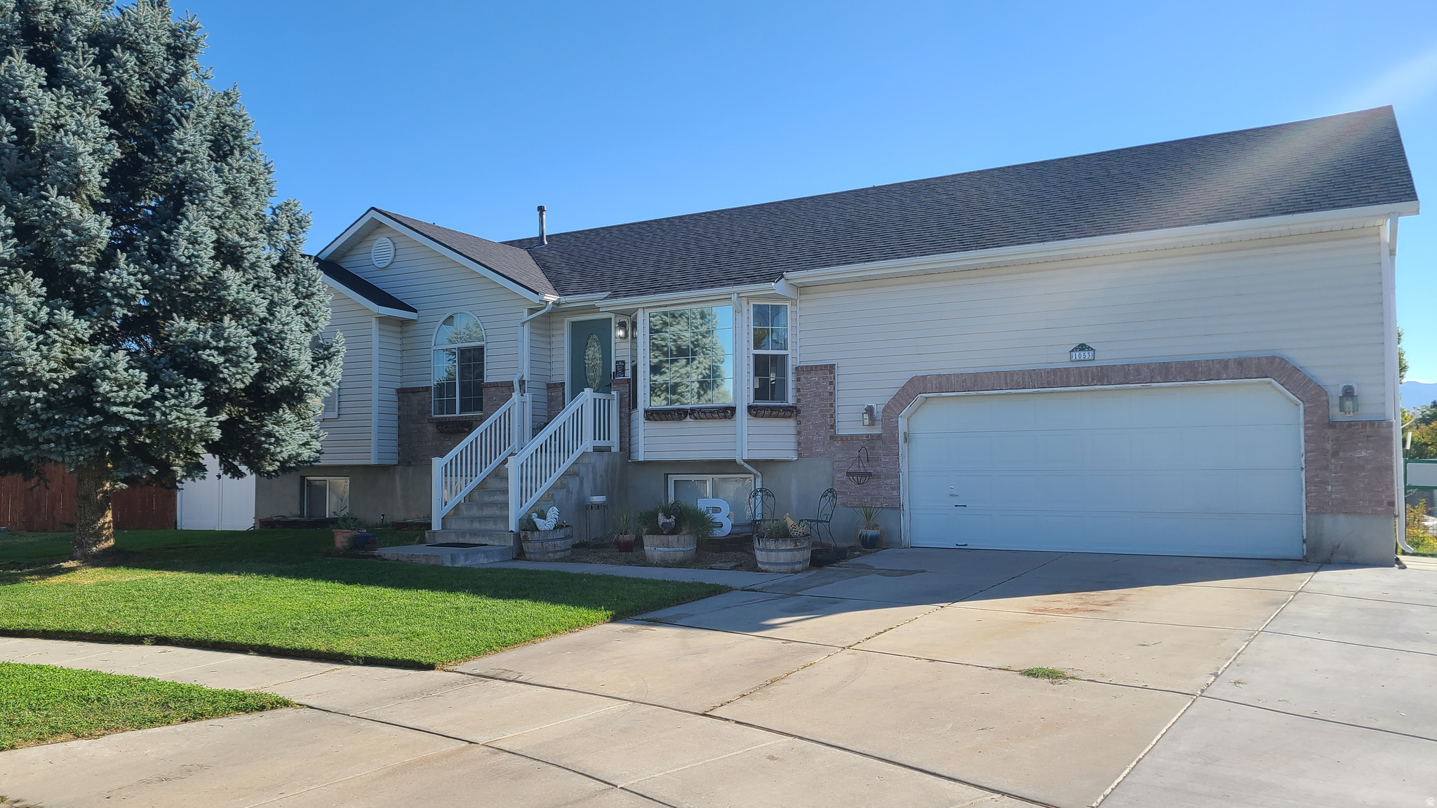 1053 S KILLARNEY DR