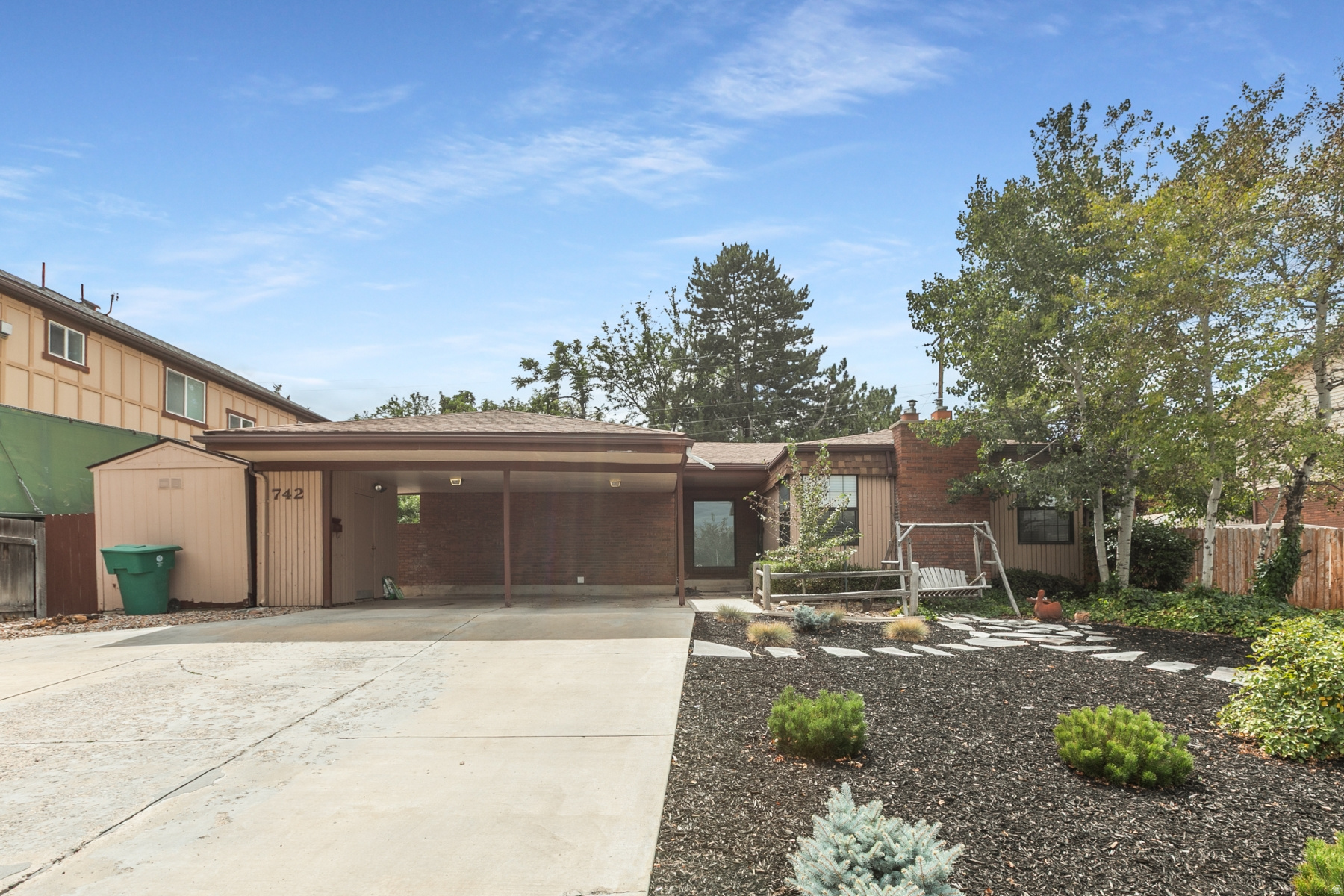 742 E SILVER SHADOW DR