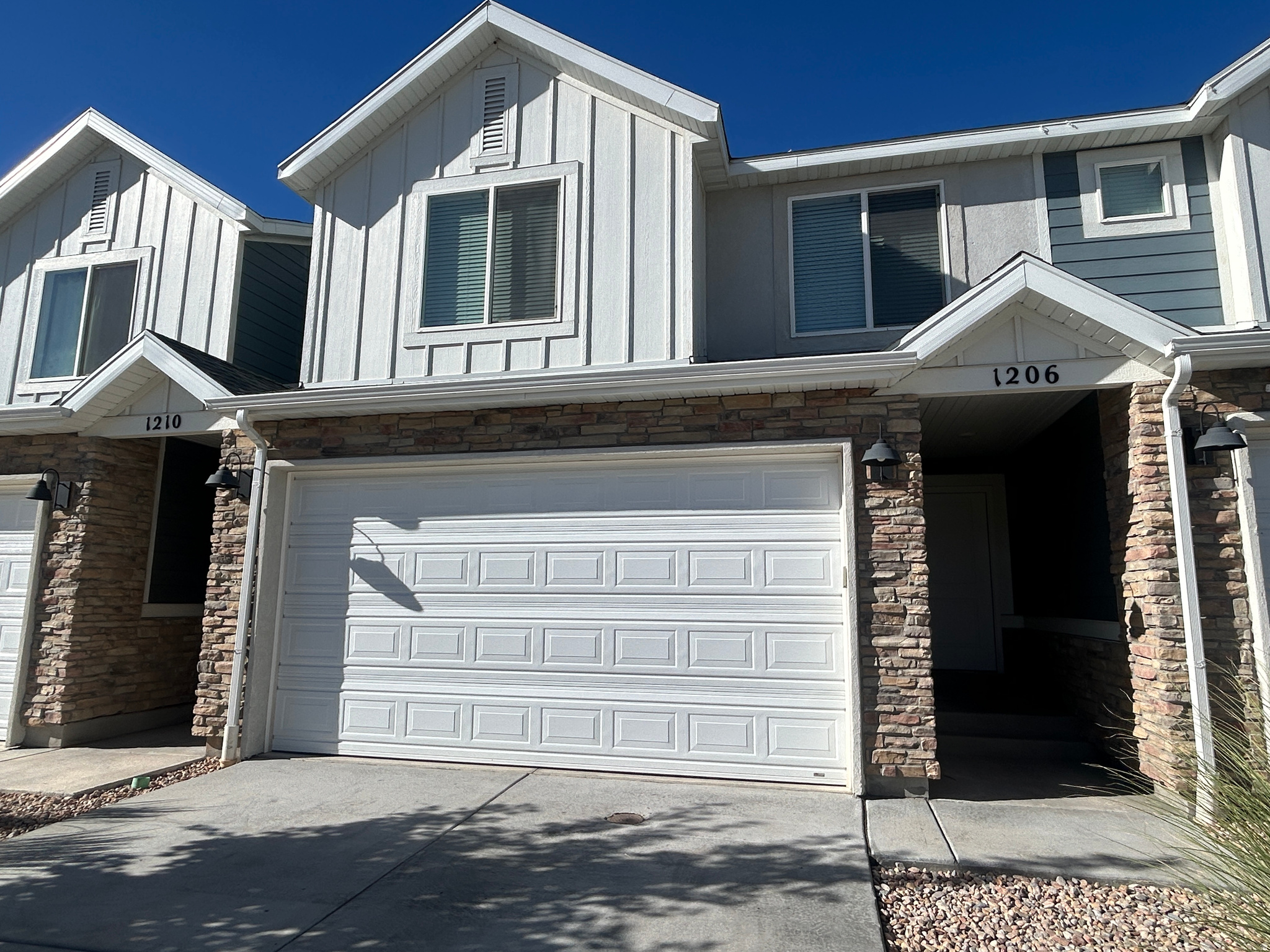 1206 W HIDDEN SPRING DR