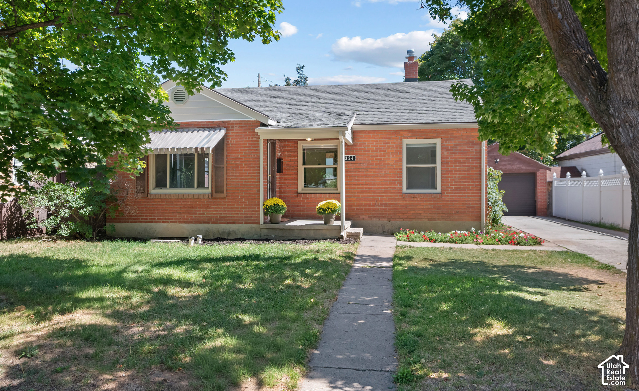 324  EAST LN