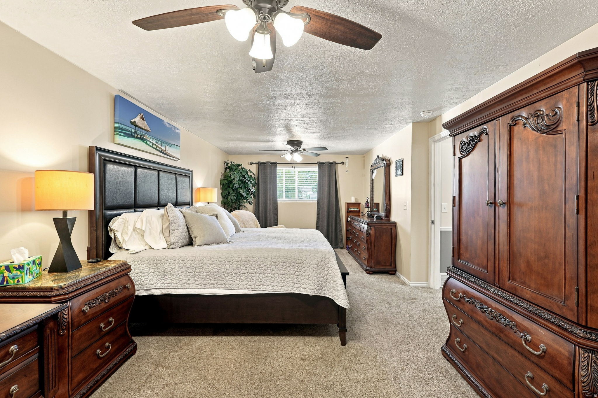 13x23ft primary bedroom