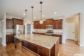 Photo 3 for 928 Amberly Dr