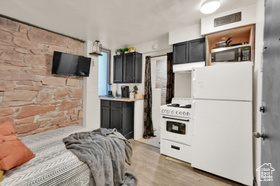 Photo 4 for 276 E Broadway St #3