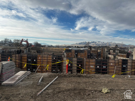 Photo 3 for 1627 W Boxwood Dr #110